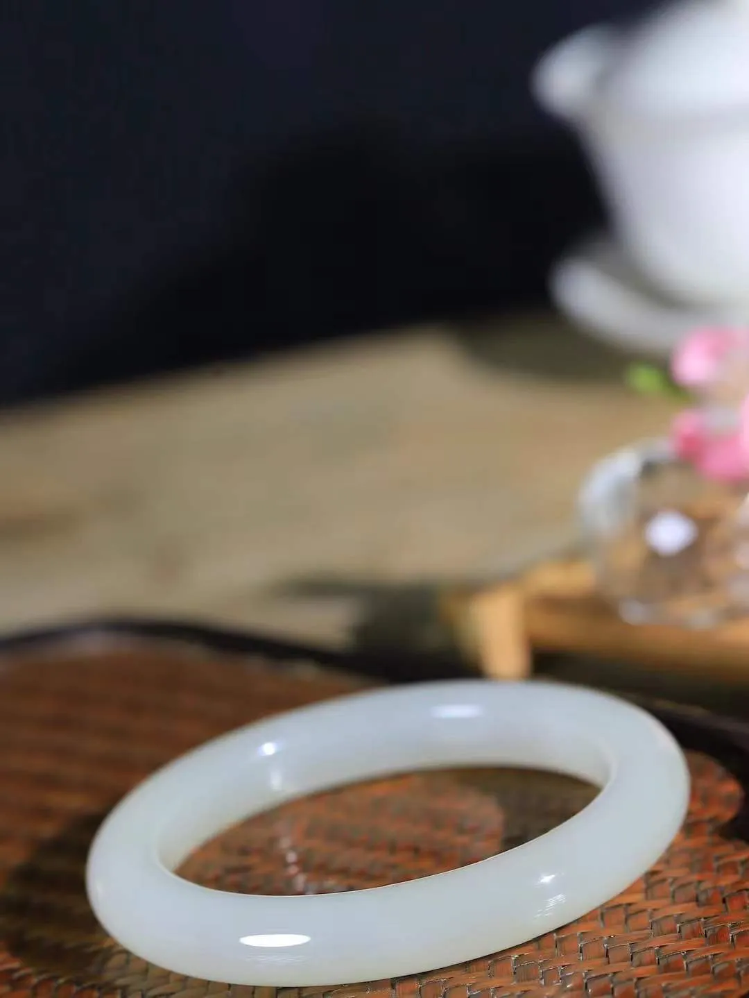 【腕间柔情.手镯】   

精品️和田玉荔枝冻手镯 玉质温润细腻 油性十足 古朴秀雅 轻抚岁月的栏