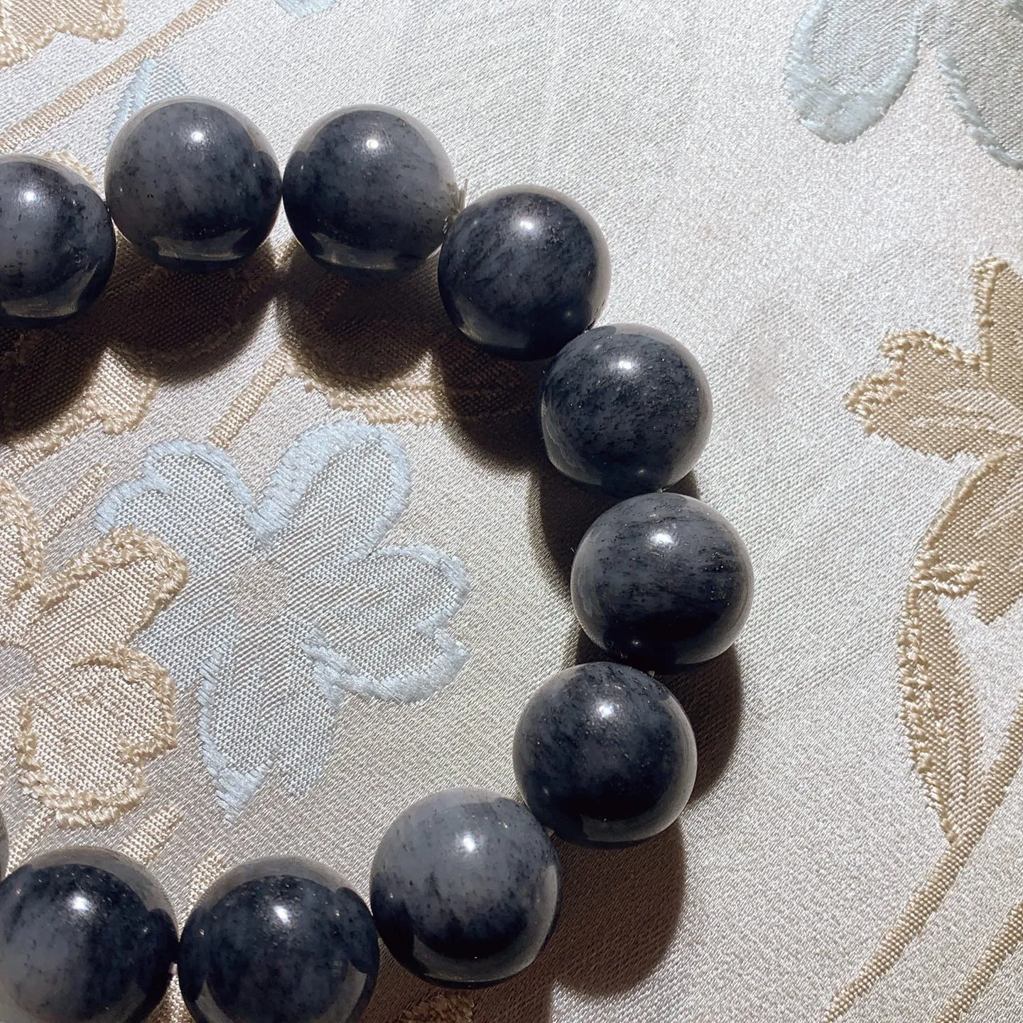 新疆籽料青花手串 单颗尺寸16重88.5克。玉质细腻油润。手推出油品相大气。251231