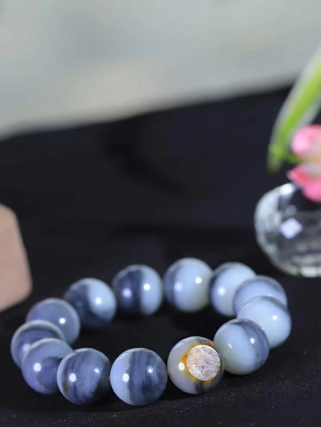 【籽.珠圆玉润.手串】

新疆和田青花籽料珠圆玉润手串 玉质温润细腻  整串打磨圆润，佩戴舒适。珠珠