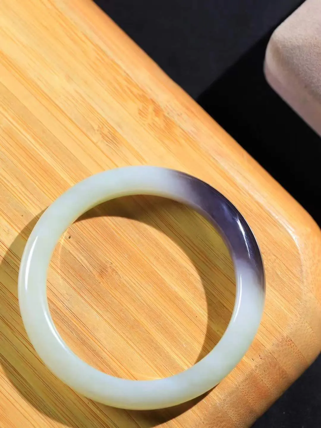 【诗情画意.手镯】

收藏级️和田玉双色手镯   细腻油脂,手感润滑。意韵飘渺，温雅细腻，工艺精湛，️氤氲诗意的美跃然于手腕之间，给人以出尘的风雅，优美脱俗，气质非凡。重48.3克 内径57mm尺寸11.2-8.7mm  221203100A