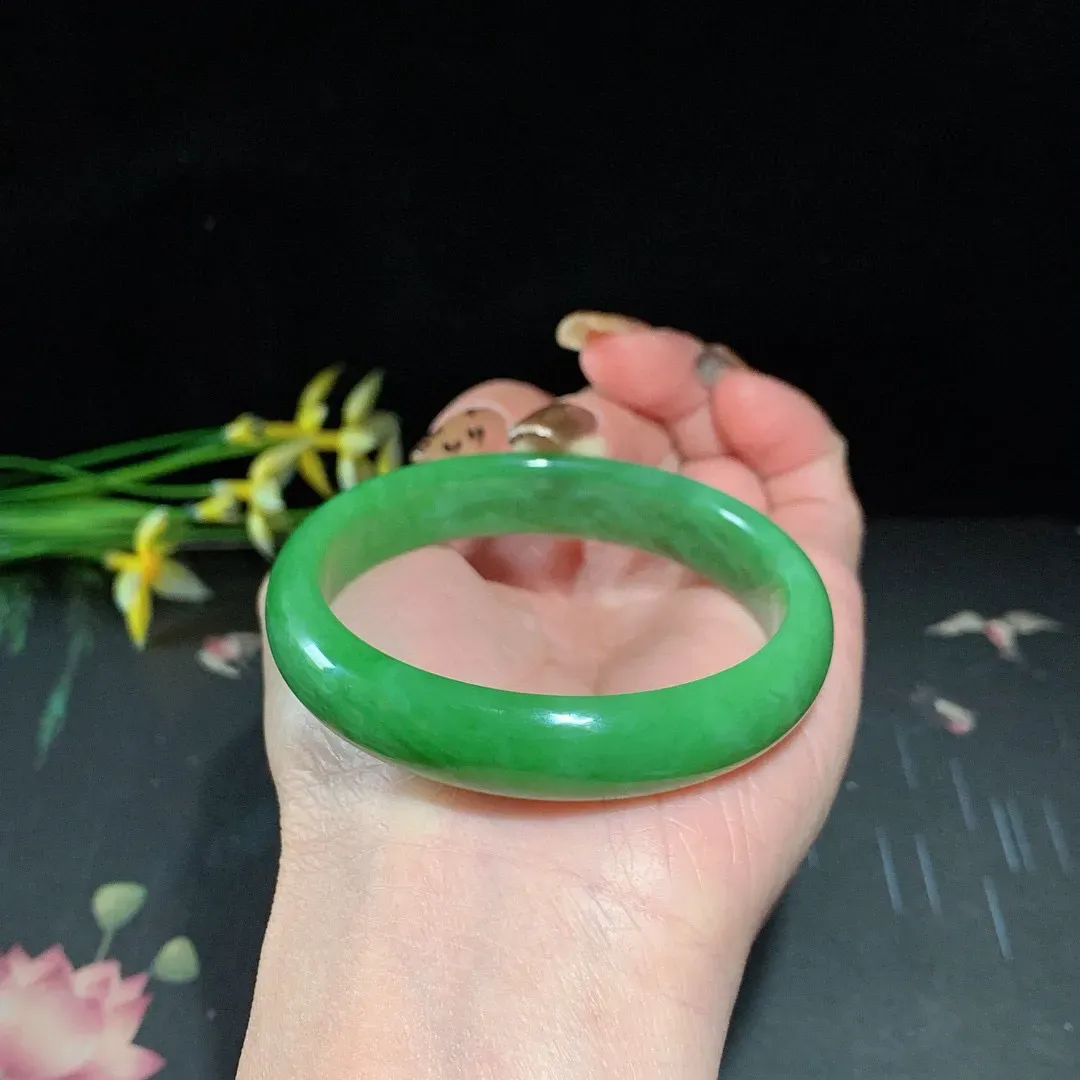 和田玉54圈口阳绿色碧玉手镯！玉质细腻油润 底色纯净 无裂无杂 脂粉好，品质高