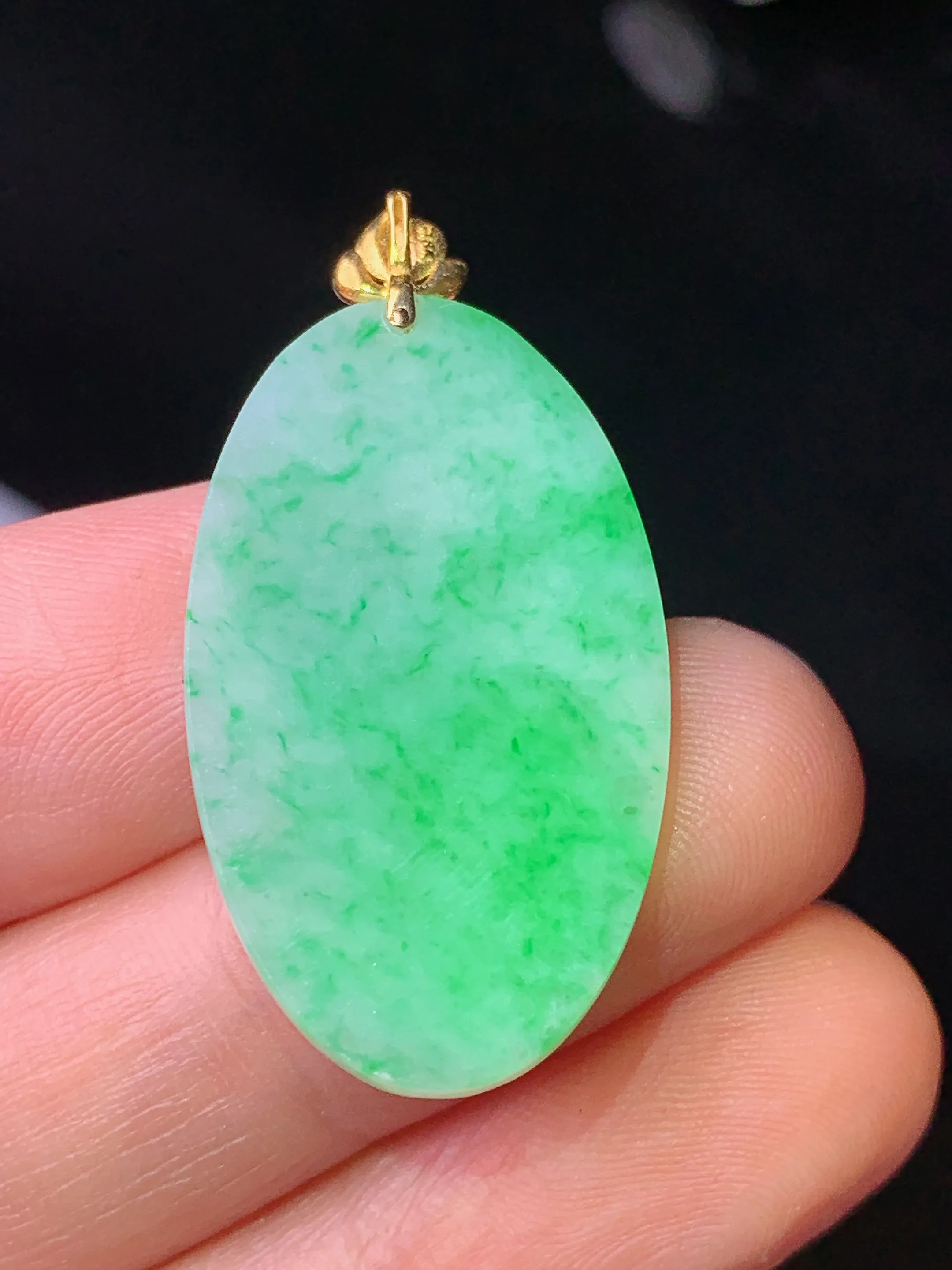 18k金镶嵌翠绿圆牌吊坠 玉质细腻 色泽清新艳丽 整体尺寸35.2*17.6*2.5