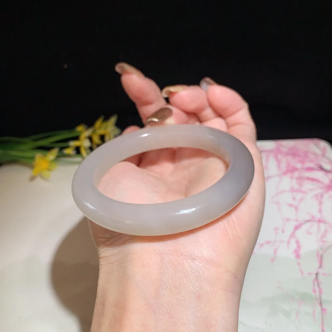 和田玉55圈口藕粉漂紫双色手镯！玉质细腻油润 底色纯净 无裂无杂 脂粉好，品质好