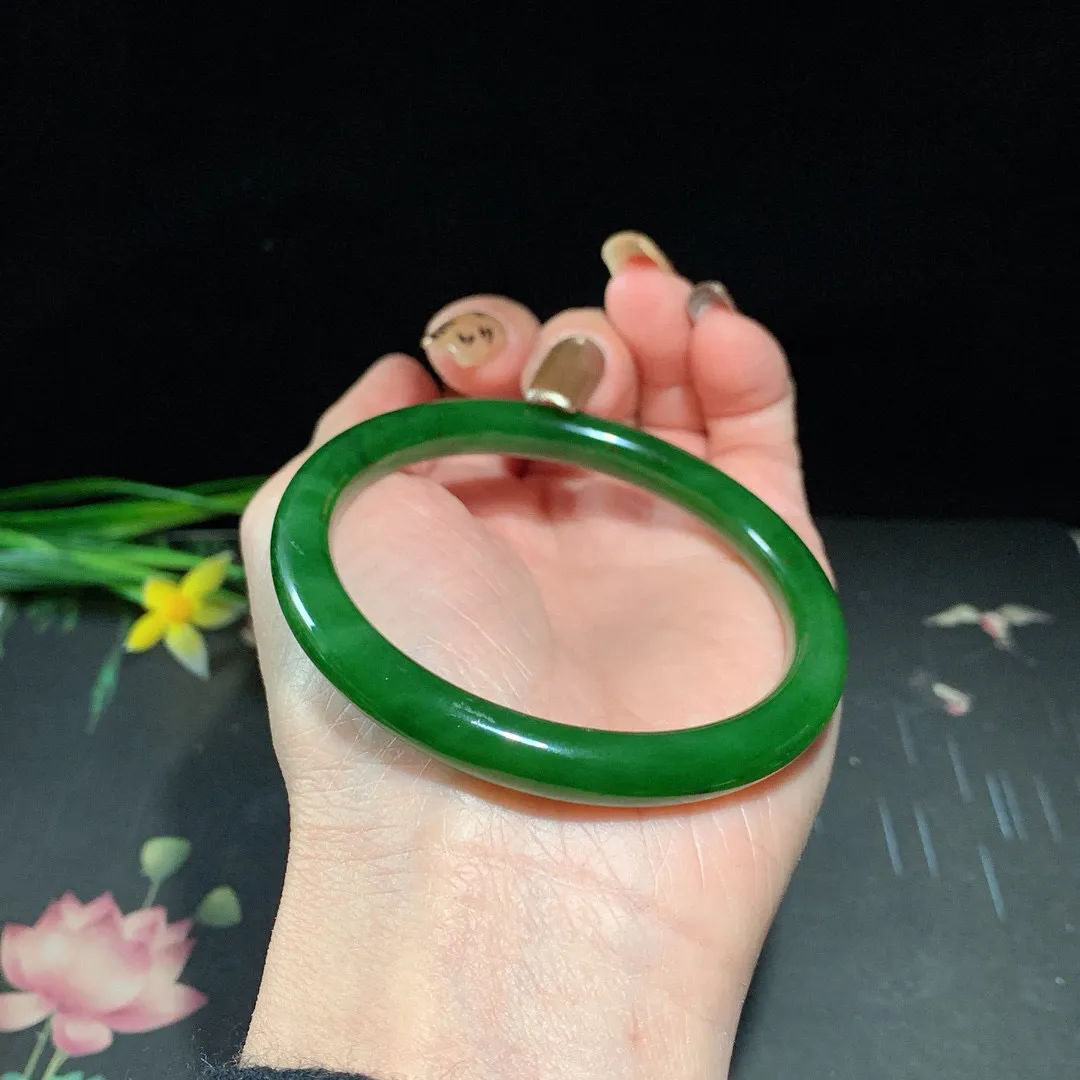和田玉56.5圈口菠菜绿圆条碧玉手镯！玉质细腻油润 底色纯净 无纹裂 脂粉好，品质高