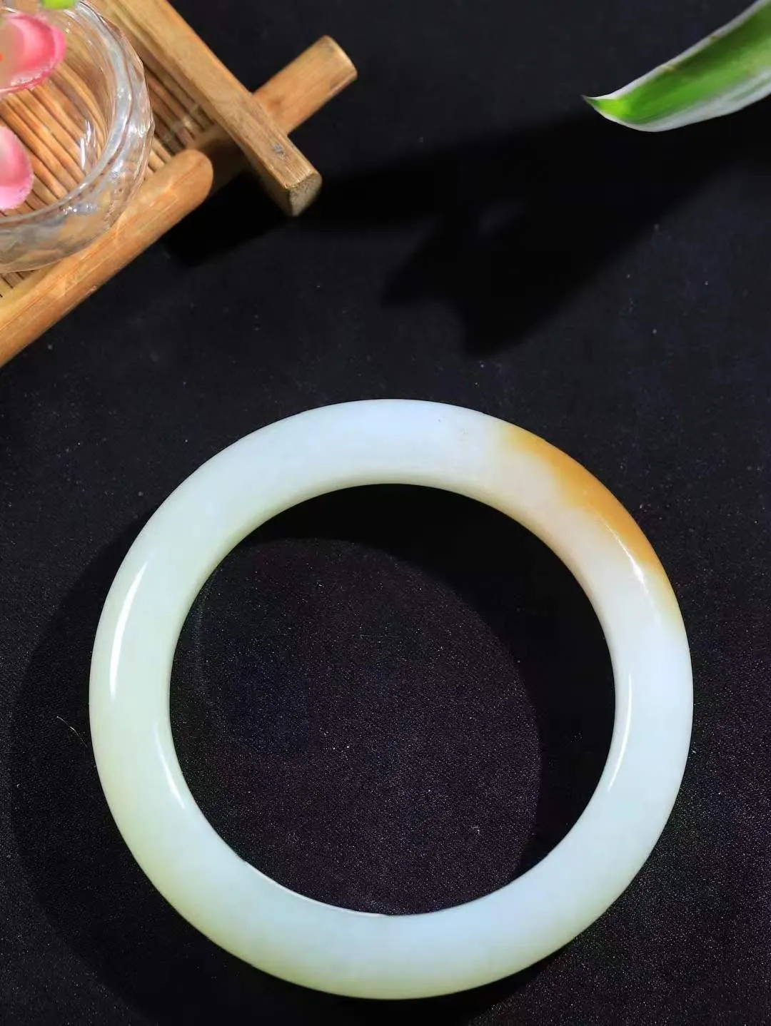 （温柔雅致.手镯）

精品️和田玉糖青白玉手镯。镯型饱满，温润细腻，脂润沁香。️执一卷书，沏一盏茶，着一袭裙，戴一只镯。淡淡浅笺，素心若兰，静赏玉中诗画。悠悠岁月，芊手轻摘，盛满诗样芳华。重73克   尺寸58-13.3-10.4mm    FDA-321203100