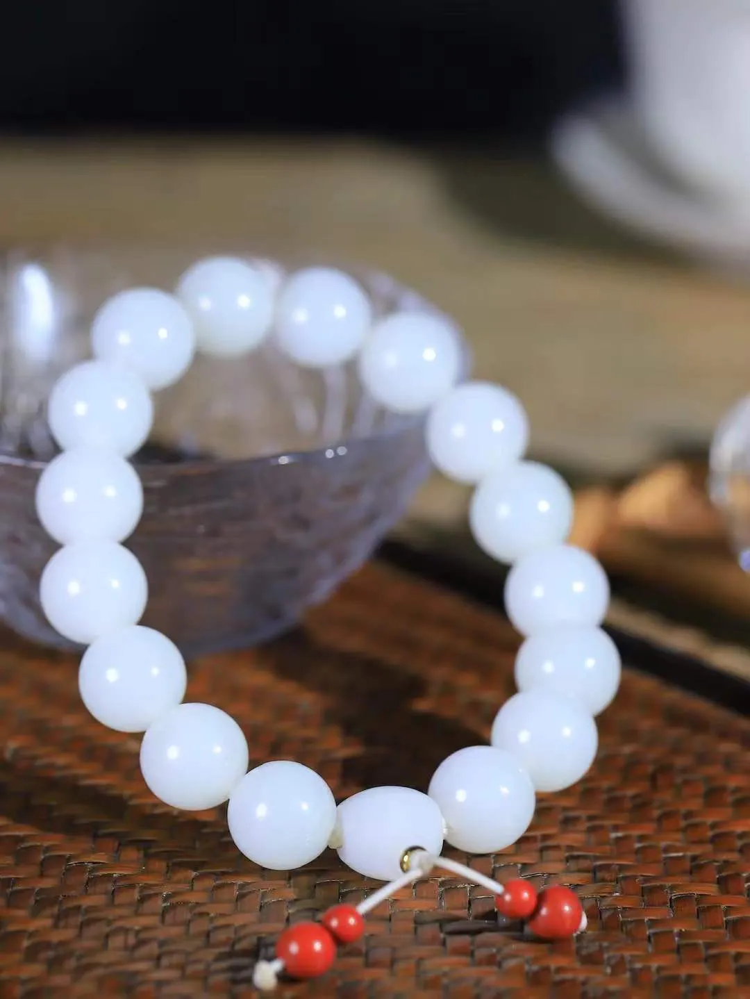 【珠圆玉润.手串】

精品和田玉白玉珠圆玉润手串 玉质温润细腻  整串打磨圆润，佩戴舒适。珠珠落玉盘，间关莺语花底滑，一生美好时光，无论身在何处，都有它相伴相守。事事顺遂，幸福美满，吉祥如意。重57.5克 尺寸取一12.9mm FDL-161203100