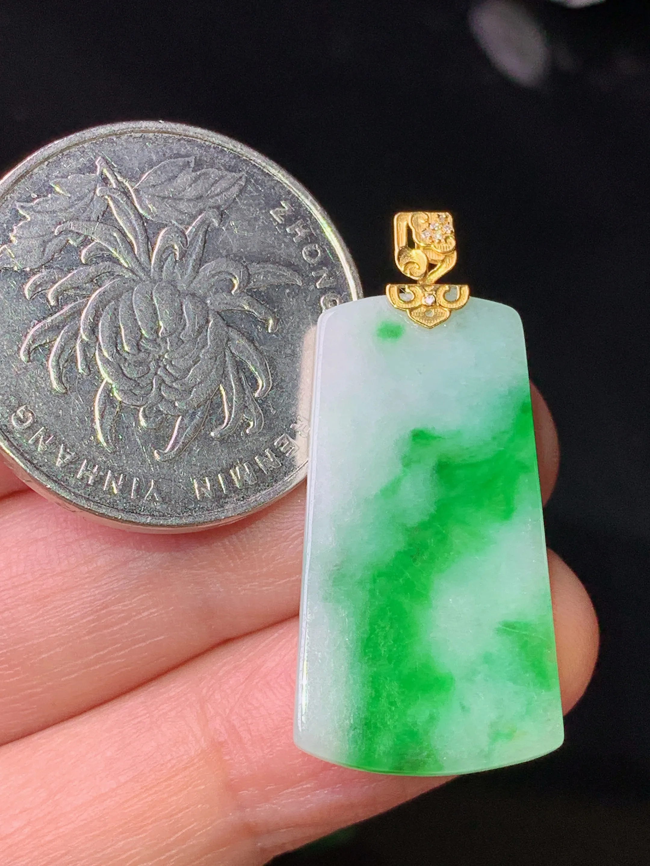18k金镶嵌飘绿无事牌吊坠 玉质细腻 色泽清新艳丽 整体尺寸33.3*15*2.2