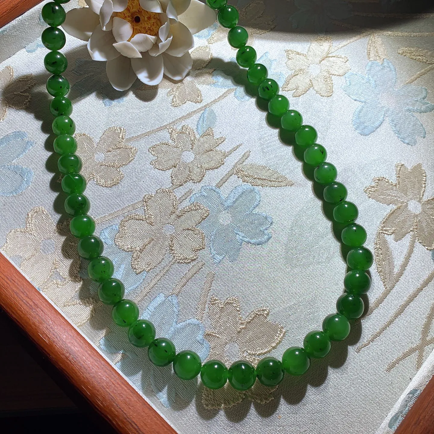 和田玉阳绿俄罗斯碧玉项链 单颗尺寸10！玉质细腻油润。手推出油品相大气。251231