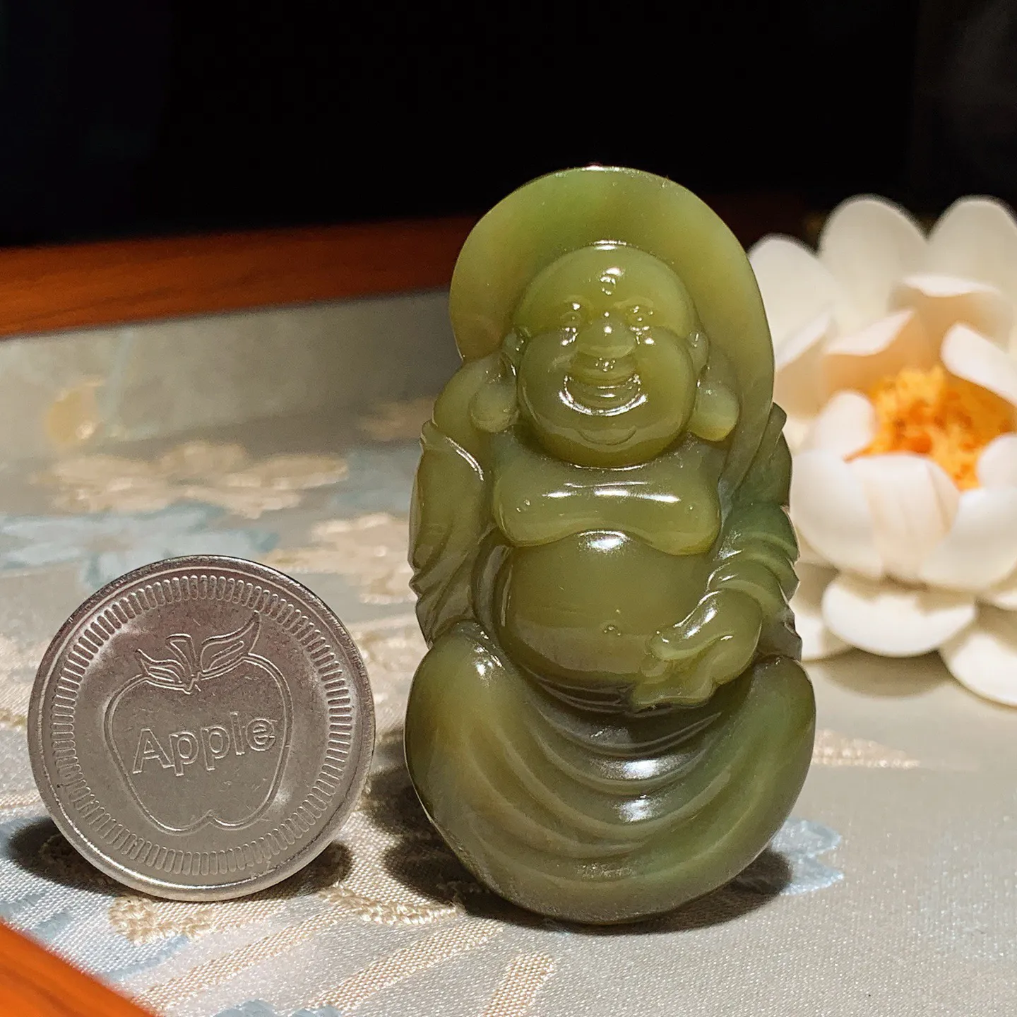 和田玉黄金猫眼俄罗斯碧玉佛引福来挂件。尺寸55/30/16重36.5克。玉质细腻油润。手推出油品相大气。251231