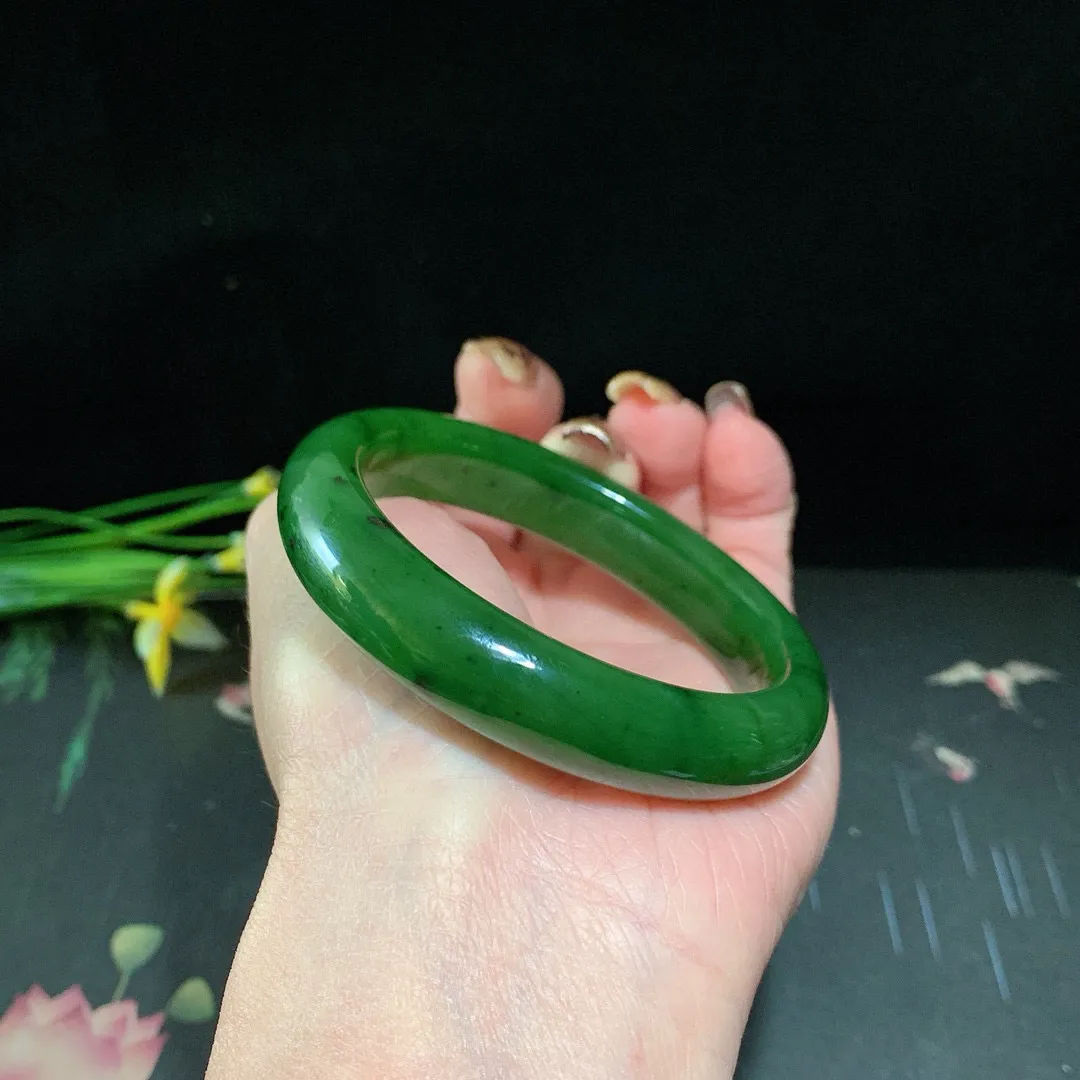 和田玉53.5圈口阳绿色碧玉手镯！圈口53.5宽12.2玉质细腻油润 底色纯净 无裂无棉 脂粉好，品质高