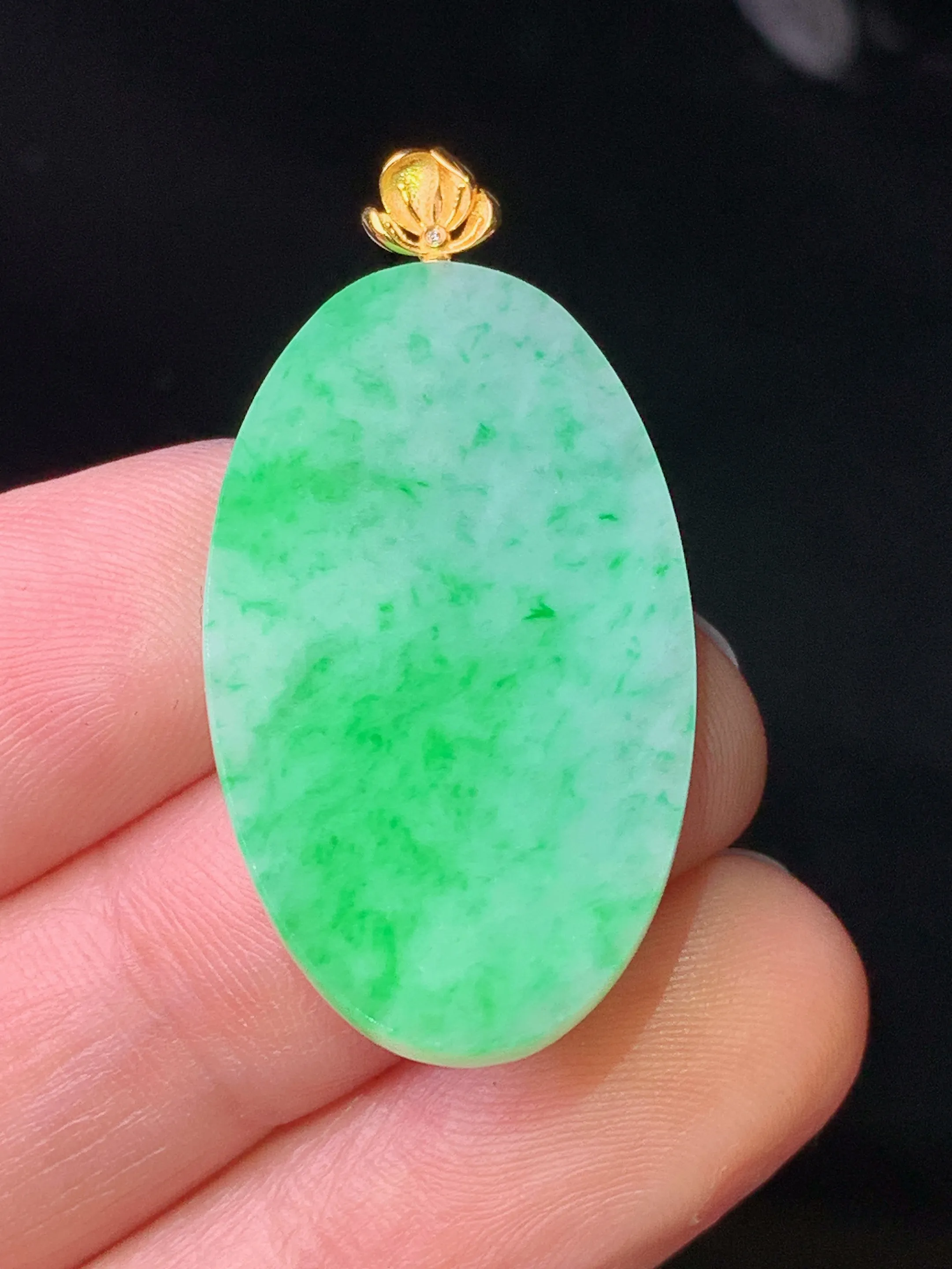 18k金镶嵌翠绿圆牌吊坠 玉质细腻 色泽清新艳丽 整体尺寸35.2*17.6*2.5