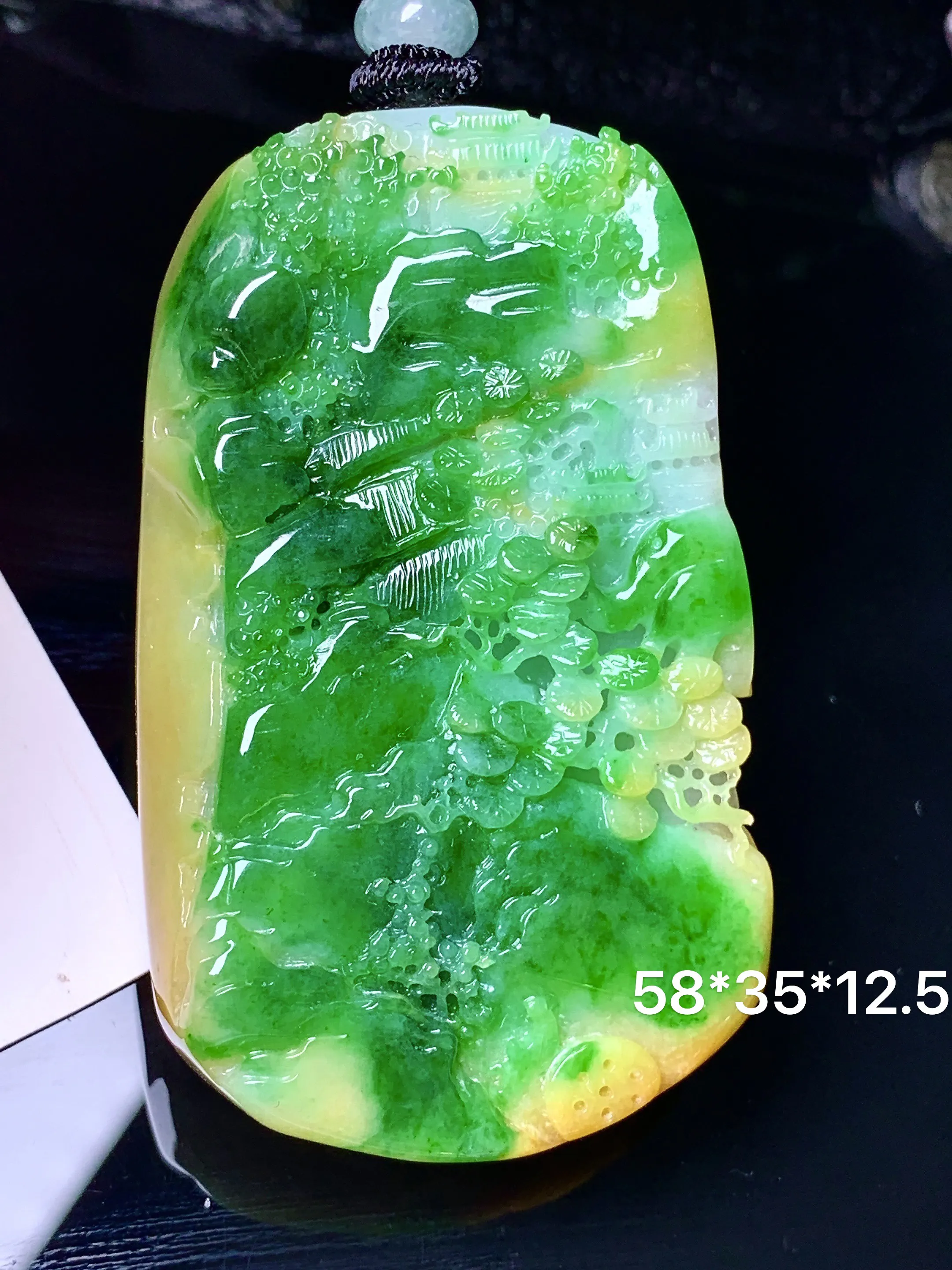 黄绿山水牌子吊坠 玉质细腻 色泽清新艳丽 整体尺寸58*35*12.5