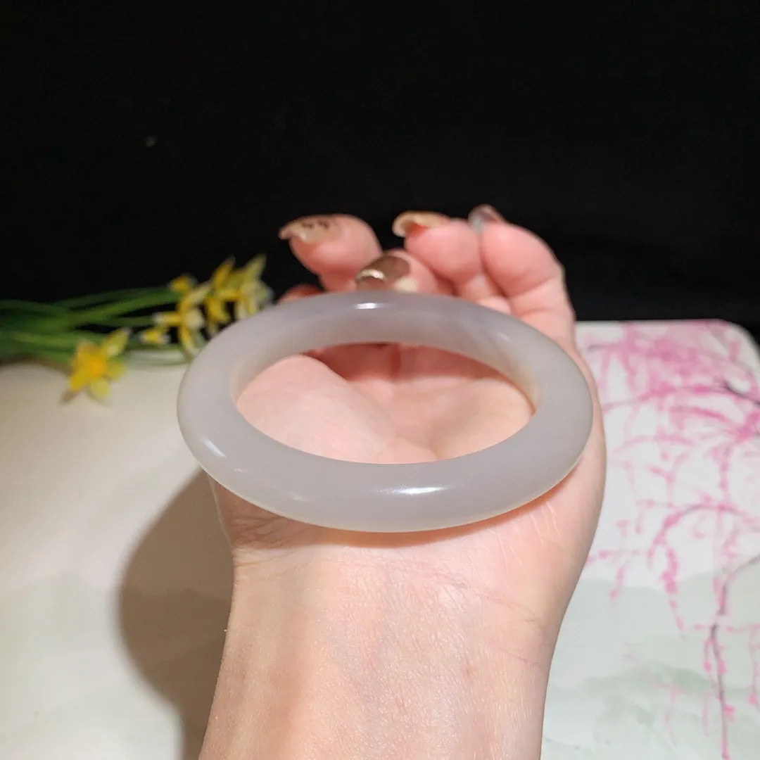 和田玉55圈口藕粉漂紫双色手镯！玉质细腻油润 底色纯净 无裂无杂 脂粉好，品质好