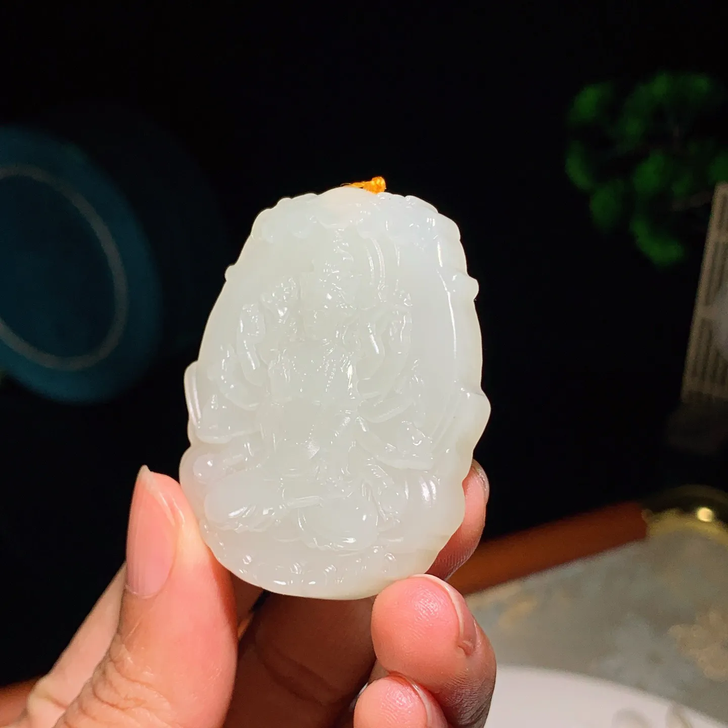 和田玉白玉千手观音牌子挂件。尺寸49/42/10重36克。玉质细腻油润。手推出油品相大气。25123