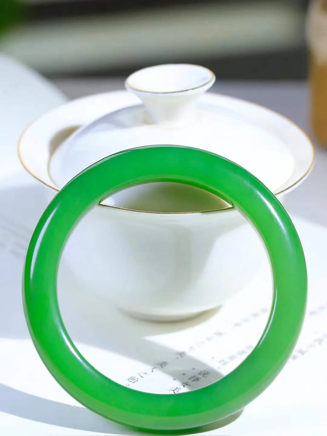 【碧波流转·手镯】

典藏级和田玉碧玉手镯，玉质细腻温润，手感舒适，️线条流畅，简约大气，美自天成，佩戴于腕间，婉约之美，举手投足间透出那份低调奢华，醉人心扉。
重58.5克 内径圈口58mm尺寸11-9.7mm  FDA-131203108