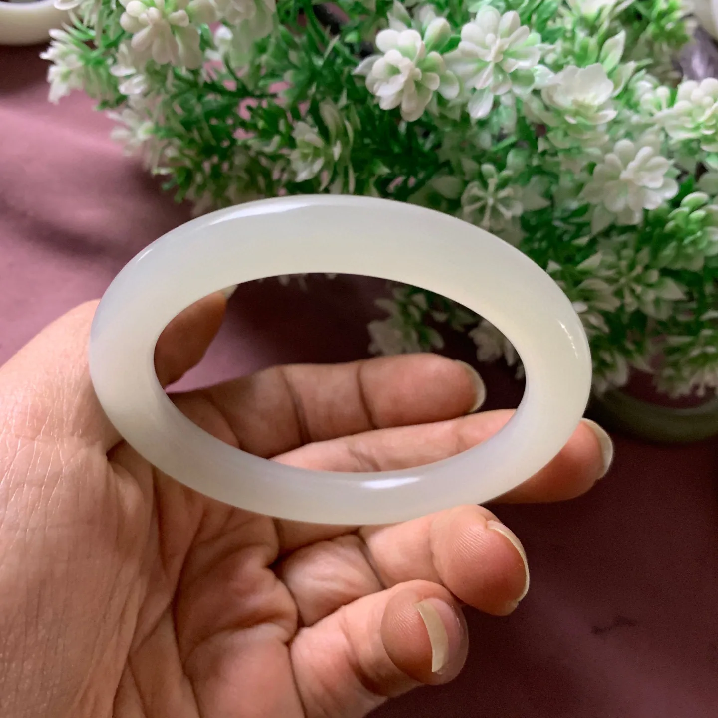 冰白色，58.8圈口和田玉白玉圆条手镯【挽间柔情】，和田玉58.8圈口白玉手镯，镯型古朴典雅。在诗情画意的雨巷相遇，你是我腕间的一抹风情，有你眸有深情.清风荡漾湖间静水，我愿俯身低眉，在烟波涟漪处寻