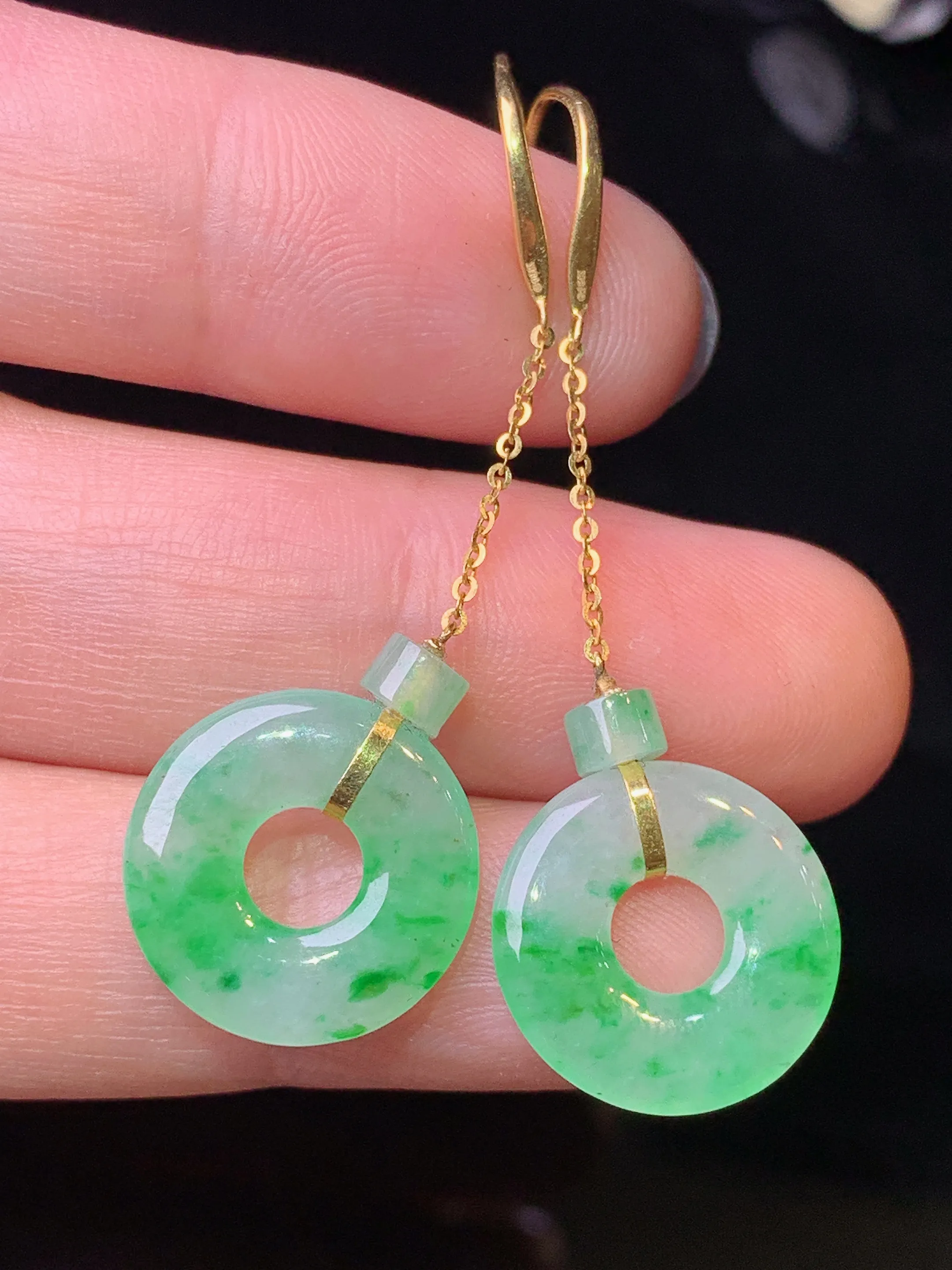 18k金镶嵌飘绿平安环耳坠 玉质细腻 色泽清新艳丽 整体尺寸44.6*14.7*2.5