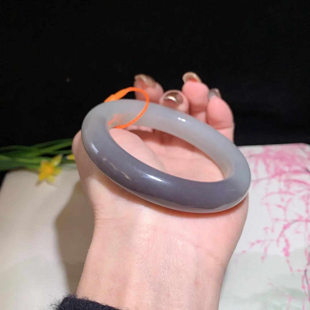 和田玉55.5圈口藕粉加紫罗兰色手镯！玉质细腻油润 底色纯净 无裂无杂 脂粉好，品质好！