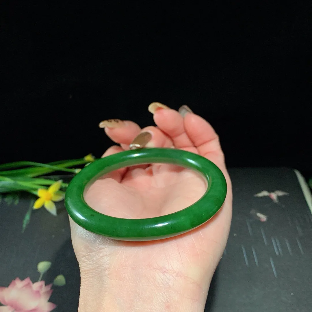 和田玉55.9圈口菠菜绿圆条碧玉手镯！圈口55.9宽9重40.3克，玉质细腻油润 底色纯净 无纹裂 脂粉好，品质高