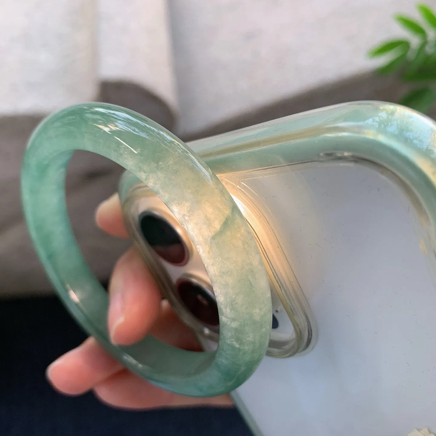 正圈53 54
【圈口】54.4/9.5/7.8
【编码】A1122538
【描述】糯冰油绿底，水润，种老，细腻