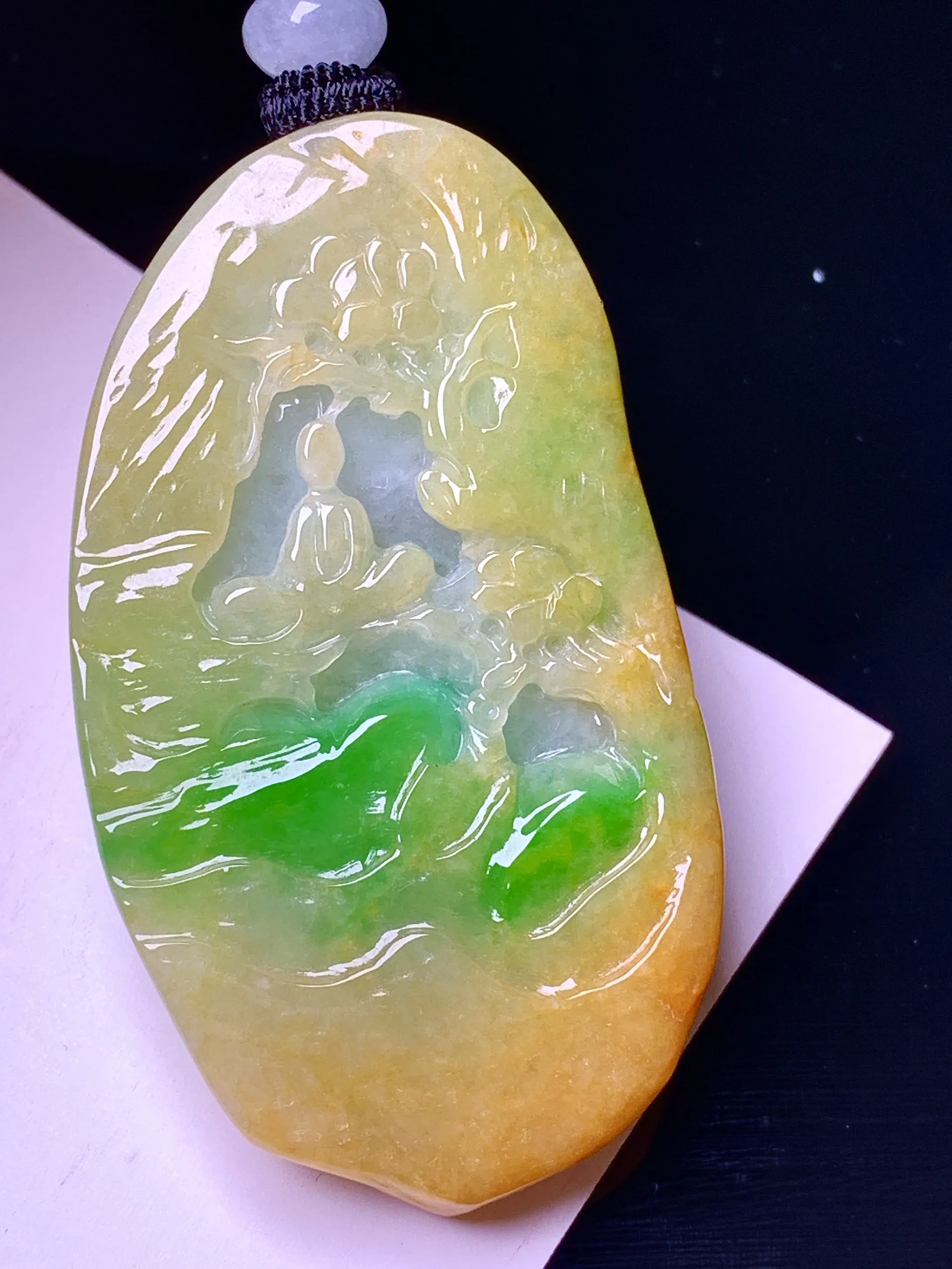 飘黄绿悟道山水牌吊坠 玉质细腻 色泽清新艳丽 整体尺寸50.5*28.3*6.5