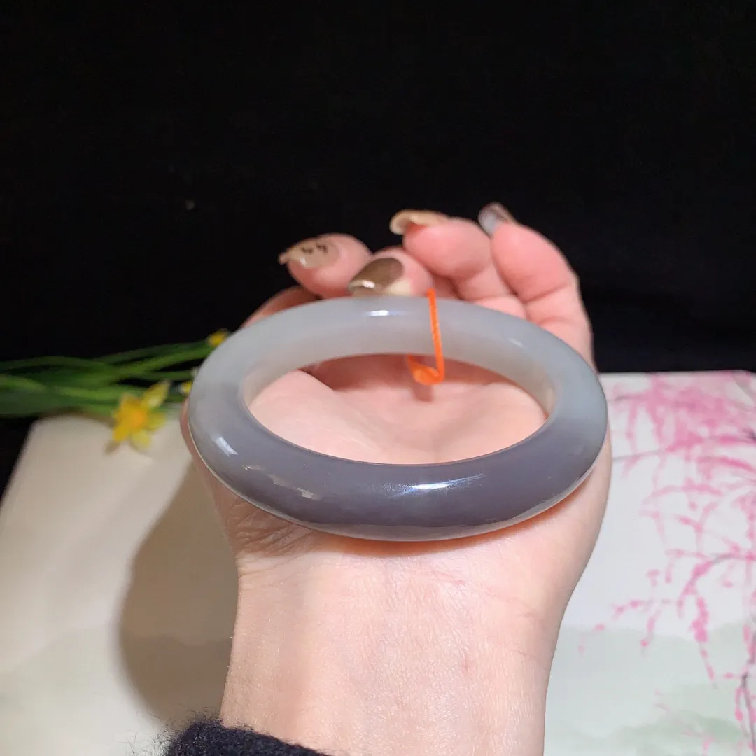 和田玉55.5圈口藕粉加紫罗兰色手镯！玉质细腻油润 底色纯净 无裂无杂 脂粉好，品质好！