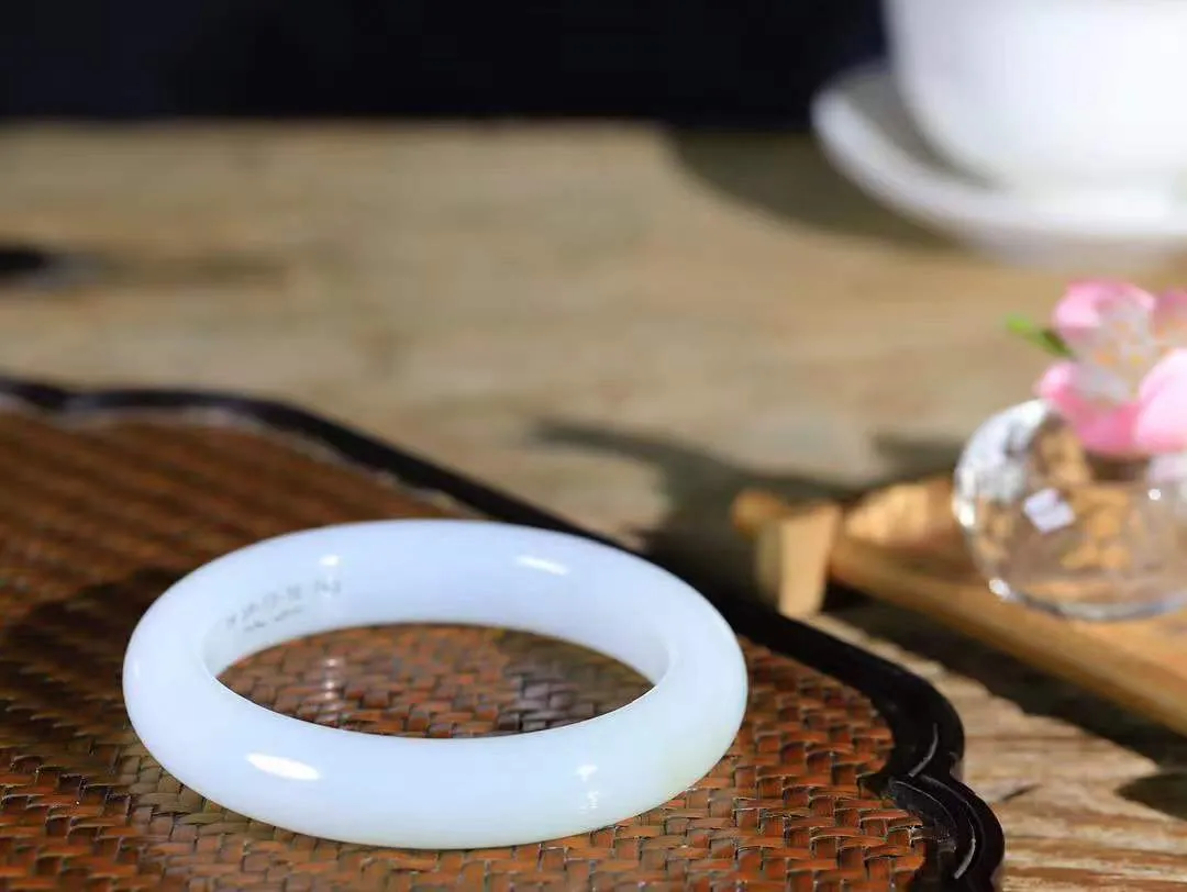 【诗情画意.手镯】

收藏级️和田玉糖白玉手镯   细腻油脂,手感润滑。意韵飘渺，温雅细腻，工艺