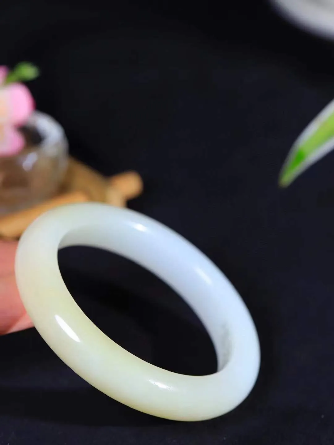 【一见钟情·手镯】

精品和田玉糖白玉手镯。镯型饱满，温润细腻，脂润沁香。️执一卷书，沏一盏茶，着一袭裙，戴一只镯。淡淡浅笺，素心若兰，静赏玉中诗画。悠悠岁月，芊手轻摘，盛满诗样芳华。重62.3克   内径圈口55.5mm 尺寸13-9.6mm  FDA-111253133