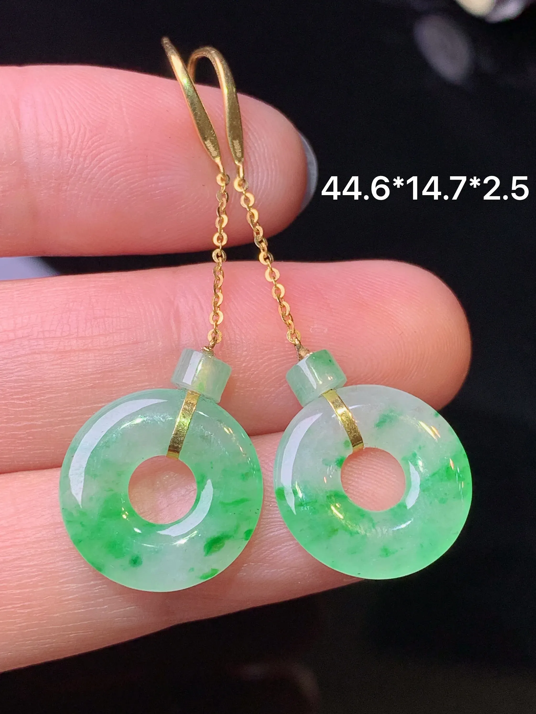 18k金镶嵌飘绿平安环耳坠 玉质细腻 色泽清新艳丽 整体尺寸44.6*14.7*2.5