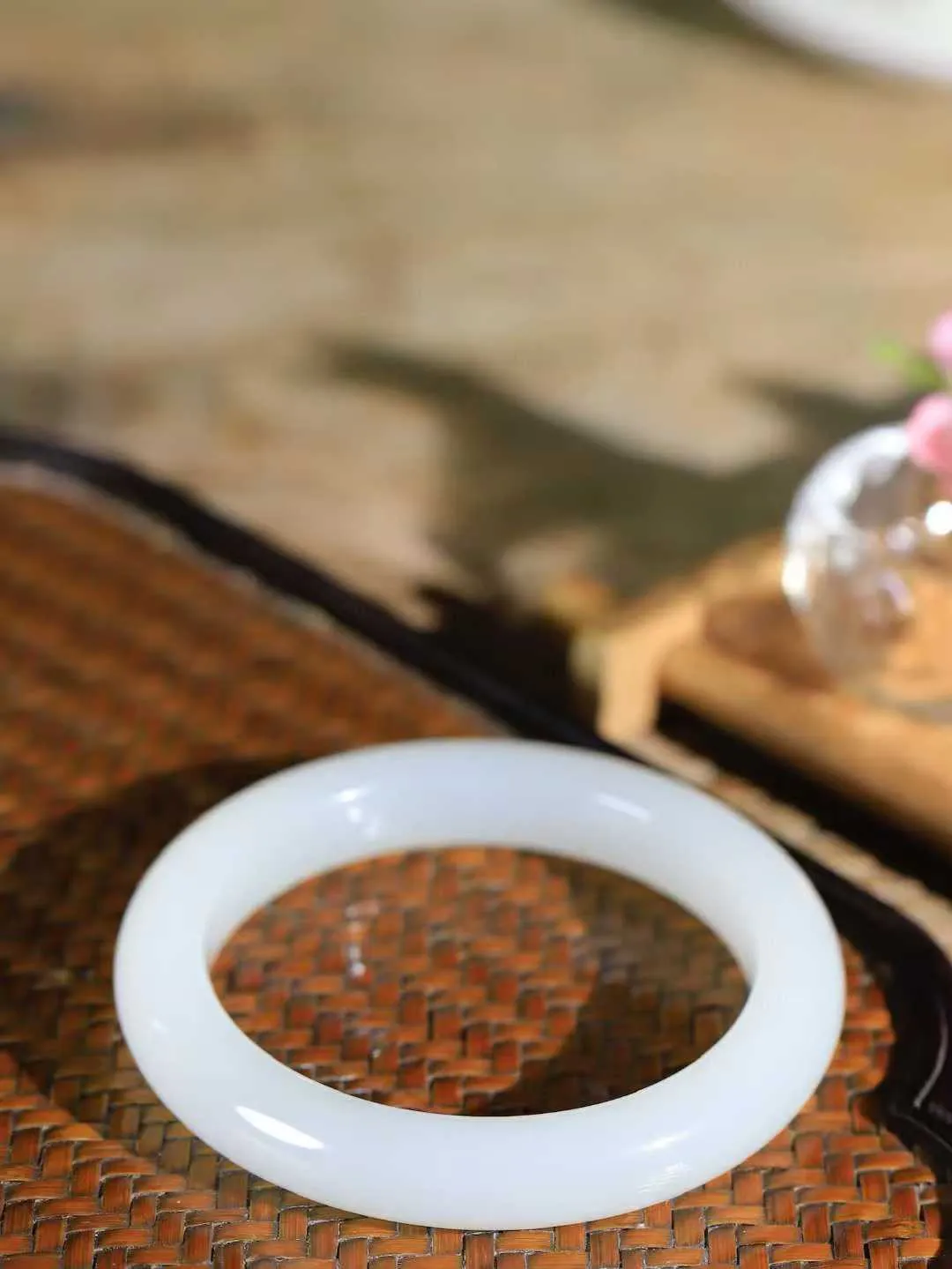 【腕间柔情.手镯】   

精品️和田玉冰白玉手镯 玉质温润细腻 油性十足 古朴秀雅 轻抚岁月的栏