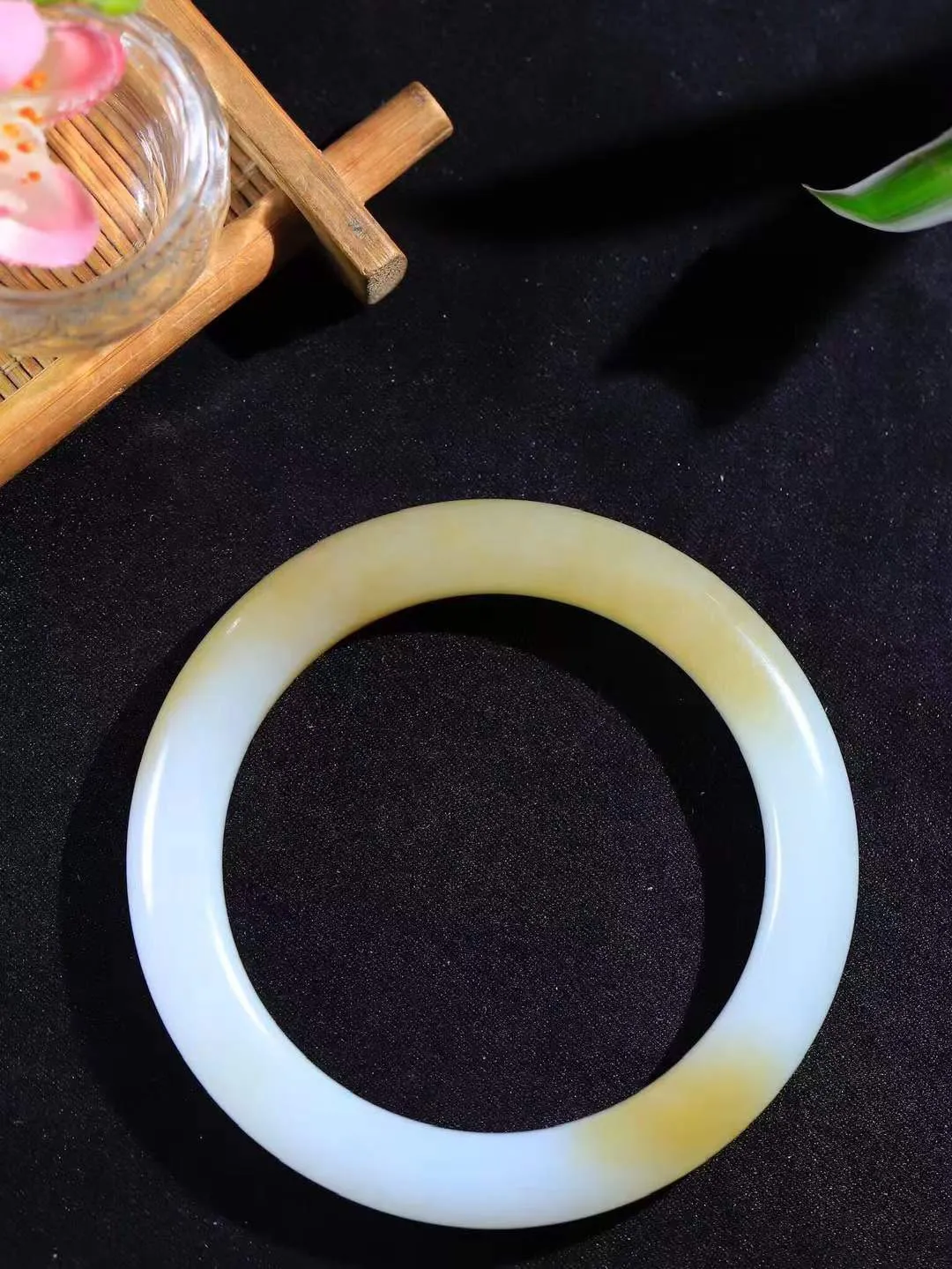 [温润如玉.手镯]

精品和田玉糖白玉手镯。玉质温润细腻 油性十足 手感舒适，高华雅逸，线条流畅，简约大气，美自天成，素雅高贵。佩戴于腕间，婉约之美，举手投足间透出那份低调奢华。重47.8克 内径57mm尺寸9.2-9.9mm 781283114A