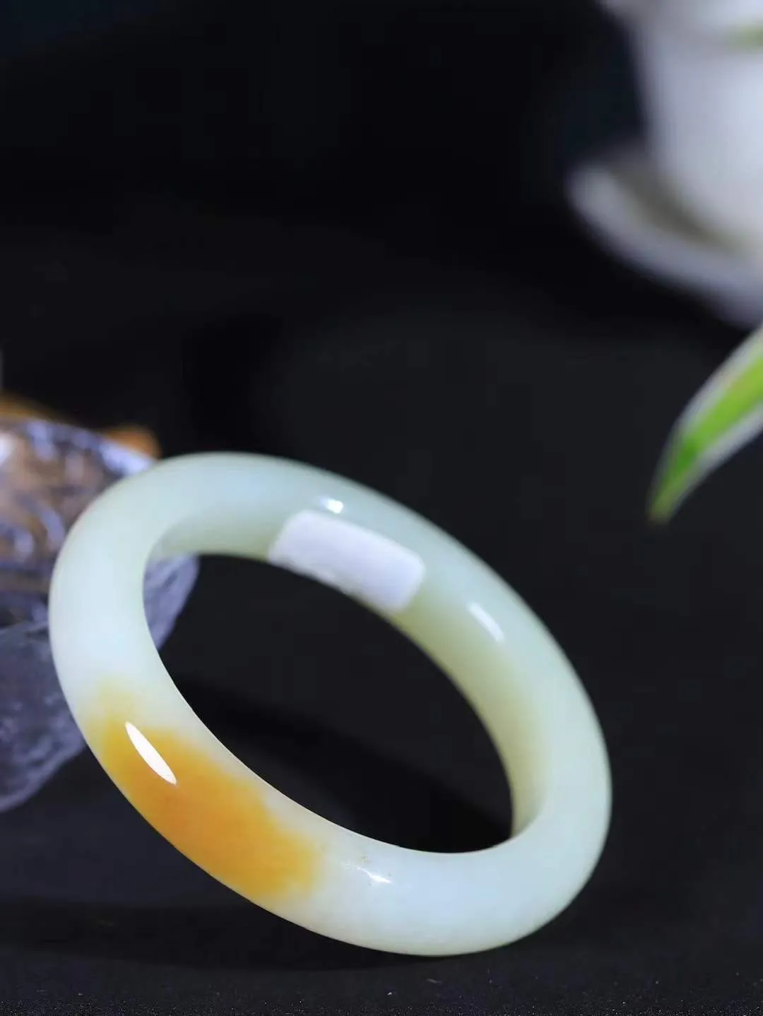 （温柔雅致.手镯）

精品️和田玉糖青白玉手镯。镯型饱满，温润细腻，脂润沁香。️执一卷书，沏一盏茶，着一袭裙，戴一只镯。淡淡浅笺，素心若兰，静赏玉中诗画。悠悠岁月，芊手轻摘，盛满诗样芳华。重73克   尺寸58-13.3-10.4mm    FDA-321203100