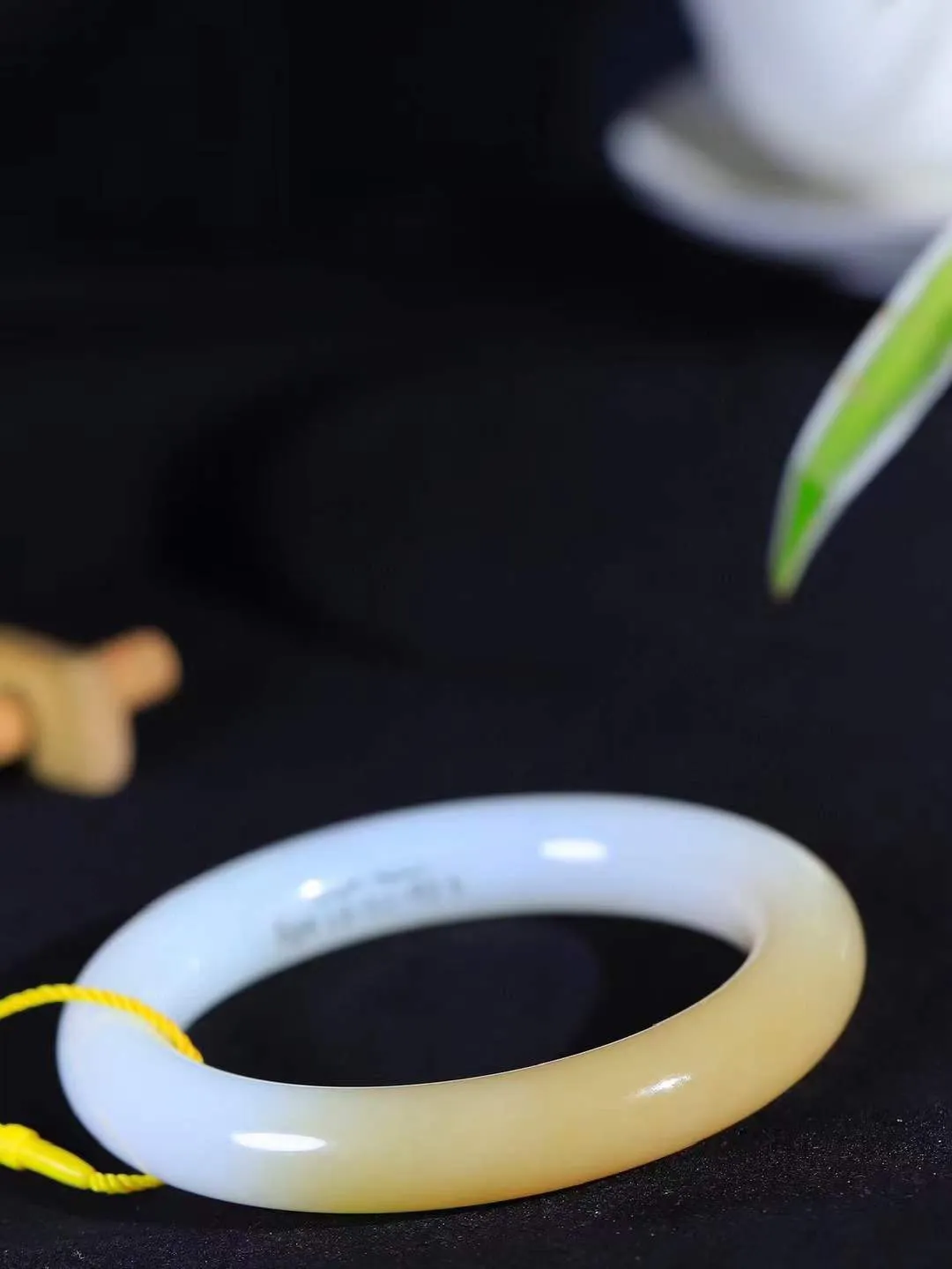 【腕间柔情.手镯】   

收藏级臻品️和田玉糖白玉圆条手镯 玉质温润细腻 油性十足 古朴秀雅 轻抚岁月的栏杆软香温玉，腕间玉镯轻轻晃动，令人情动心间，撷一缕月末的芬芳，把心思铺陈，时光静美，惟有你最温柔。重60.7克   尺寸55.5-11.3-11mm  461203155A