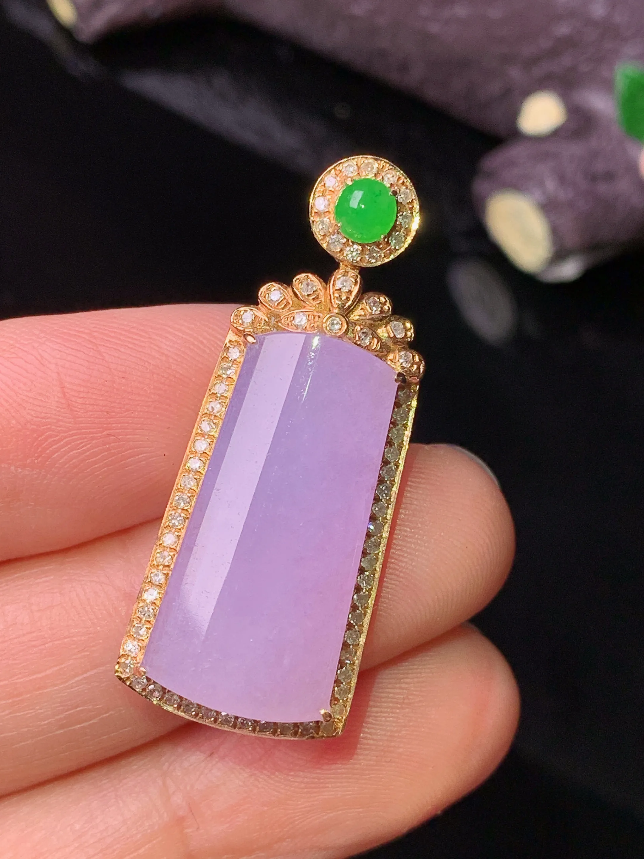 18k金钻镶嵌紫罗兰玉柱吊坠 玉质细腻 色泽清新艳丽 整体尺寸35.5*14.2*7