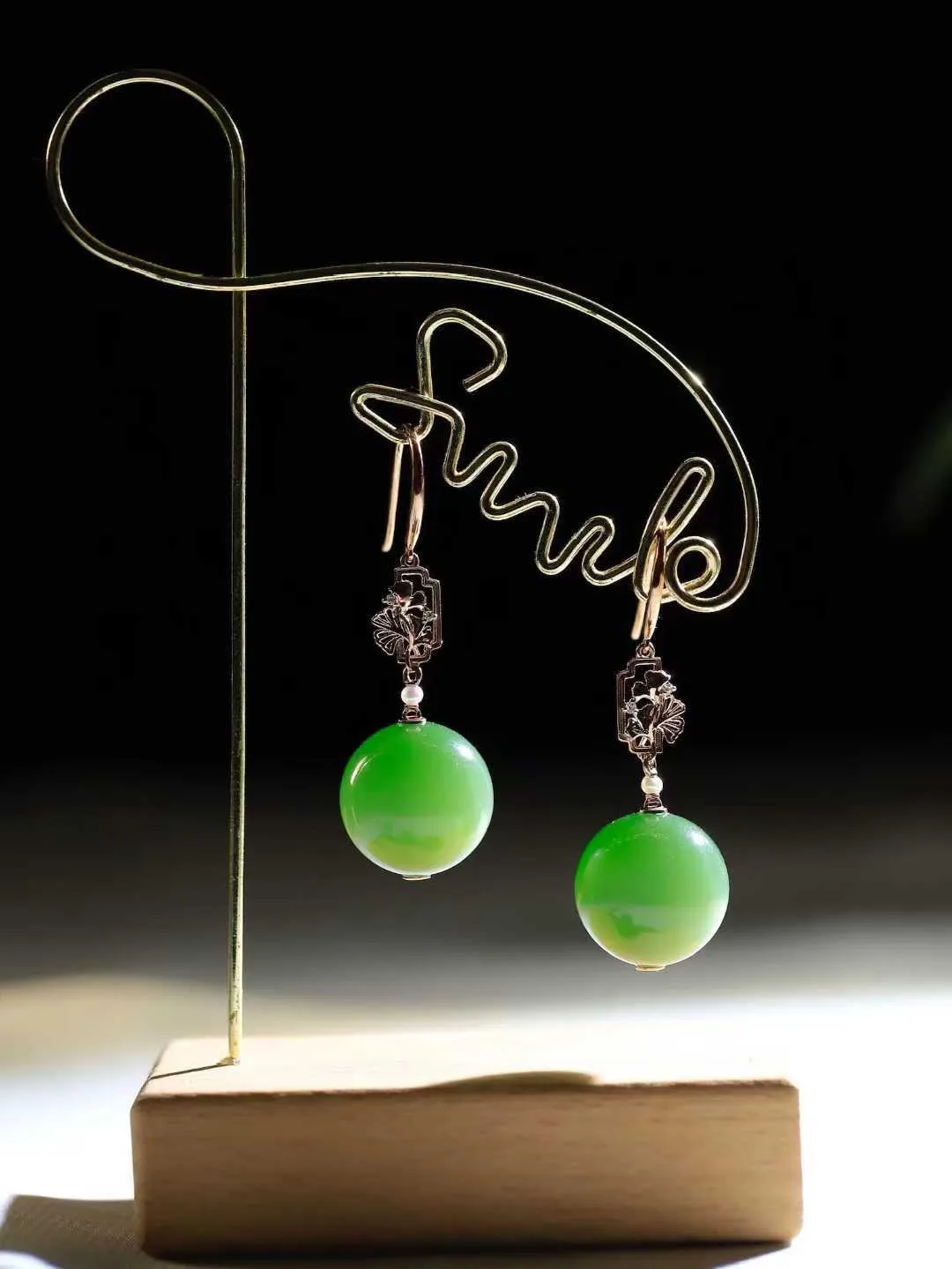 【金镶玉.耳坠】

️精品和田玉碧玉猫眼耳坠 玉质细腻温润 油性十足 18K金镶嵌 精致时尚 （保真金 可检测贵金属18K金）总重9.8克 裸石尺寸取一14mm 52120807A