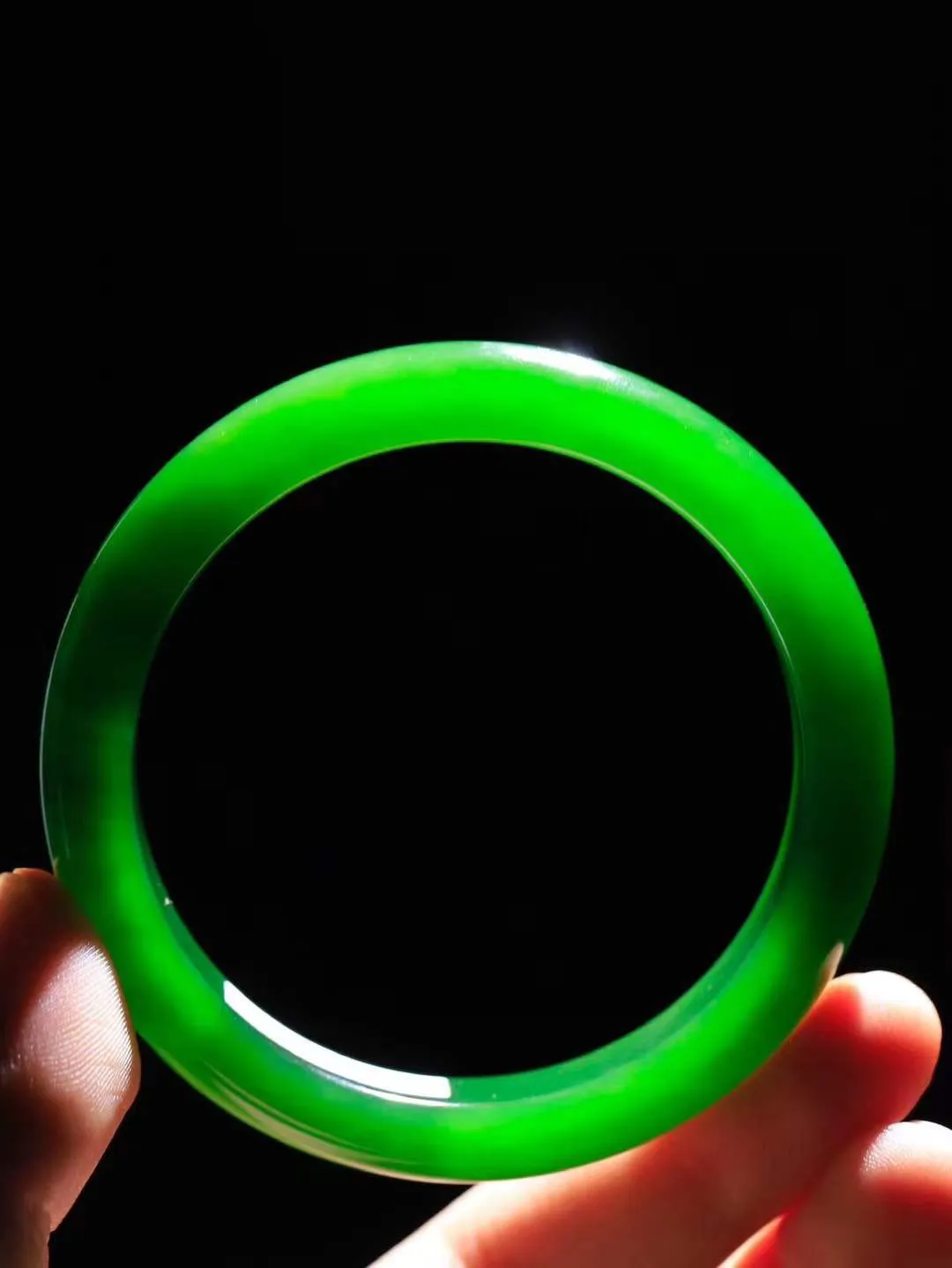 【柔情素语·手镯】

典藏级️和田玉碧玉手镯，玉质细腻温润，手感舒适，️线条流畅，简约大气，美自天成，佩戴于腕间，婉约之美，举手投足间透出那份低调奢华，醉人心扉。重54克 内径圈口58mm  尺寸12-8.5mm   FDA-551243100