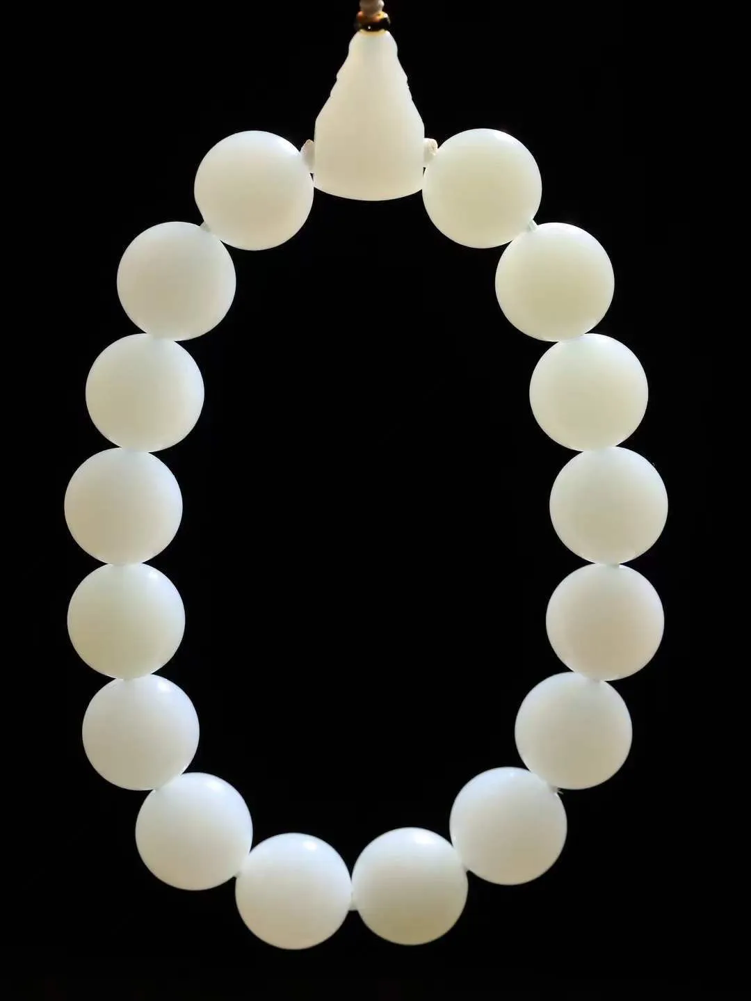 【珠圆玉润.手串】

精品和田玉白玉珠圆玉润手串 玉质温润细腻  整串打磨圆润，佩戴舒适。珠珠落玉盘，间关莺语花底滑，一生美好时光，无论身在何处，都有它相伴相守。事事顺遂，幸福美满，吉祥如意。重57.5克 尺寸取一12.9mm FDL-161203100