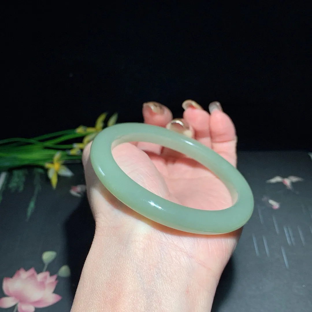 和田玉59圈口清水色手镯！玉质细腻油润 底色纯净 无裂无黑 脂粉好，品质好！