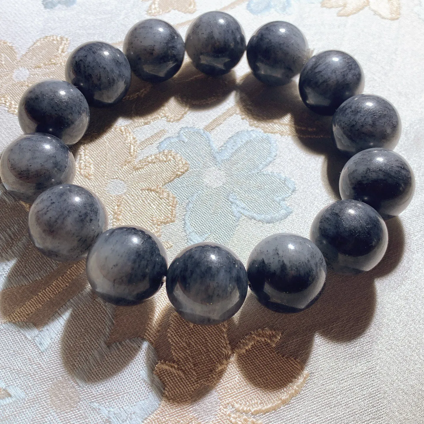 新疆籽料青花手串 单颗尺寸16重88.5克。玉质细腻油润。手推出油品相大气。251231