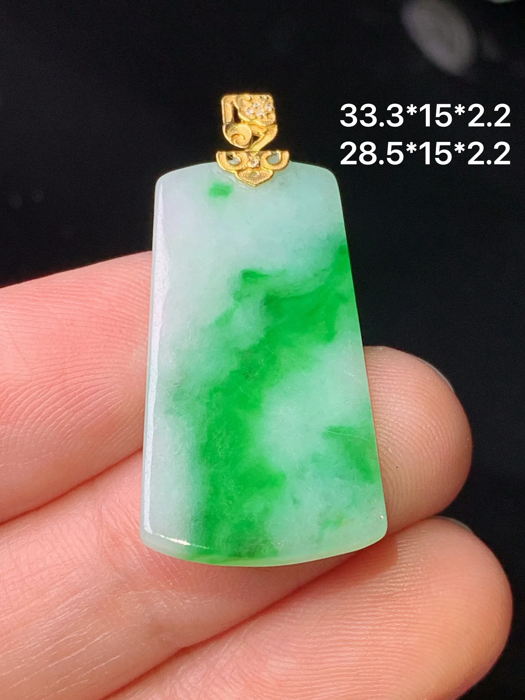 18k金镶嵌飘绿无事牌吊坠 玉质细腻 色泽清新艳丽 整体尺寸33.3*15*2.2