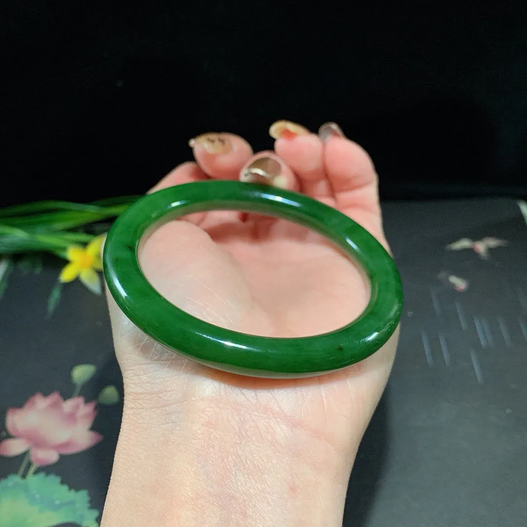 和田玉57.5圈口菠菜绿圆条碧玉手镯！玉质细腻油润 底色纯净 无纹裂 脂粉好，品质高