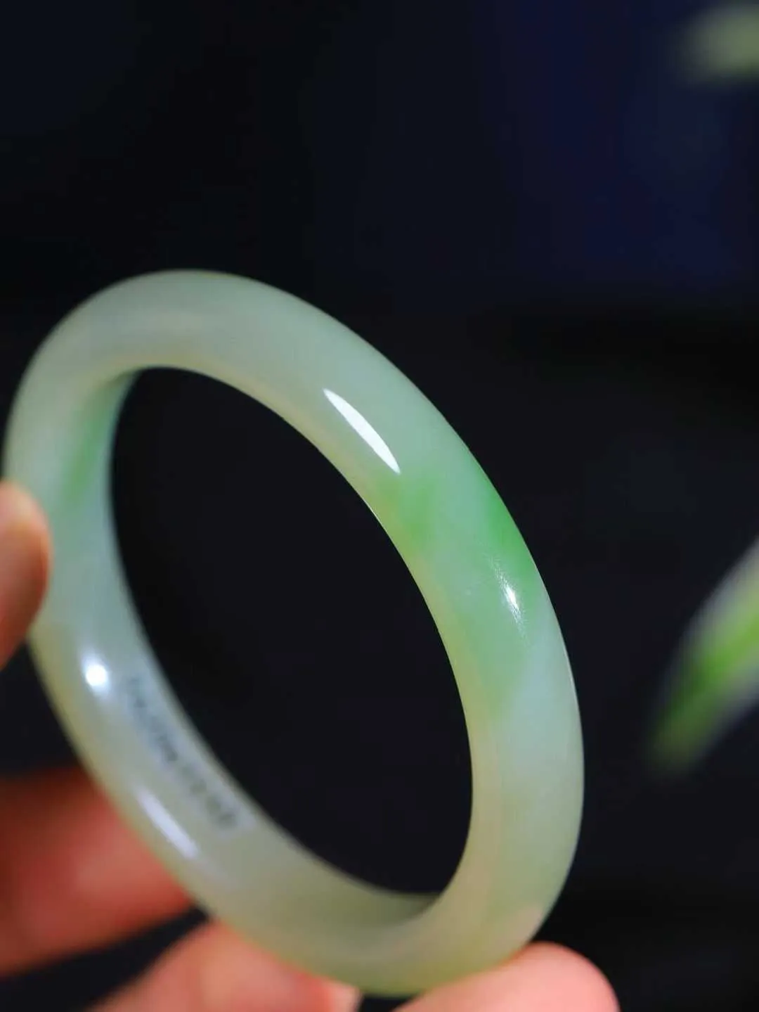 【翠色怡人.手镯】

精品和田玉翠青手镯，精品超级美镯，玉质细腻饱满，️温润脂香，仙雾缥缈，怡静如画，意蕴十足～，戴于腕间，神秘与高贵并存，给人以出尘的风雅，优美脱俗，气质非凡。重31.6克 内径51mm尺寸9.6-7.3mm191253000A