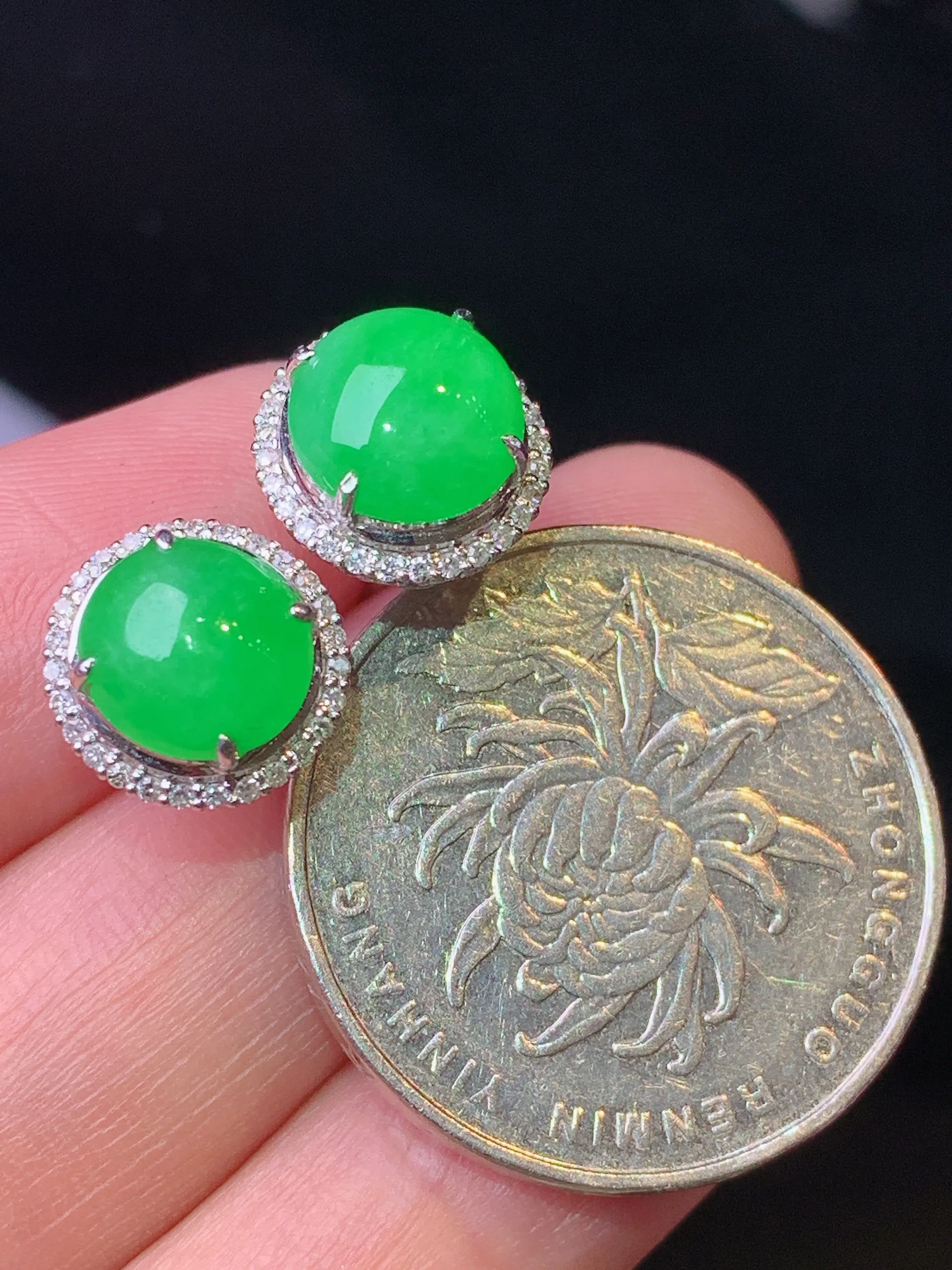 18k金钻镶嵌满绿蛋面耳钉 玉质细腻 色泽清新艳丽 整体尺寸10.8*10.3*7.2