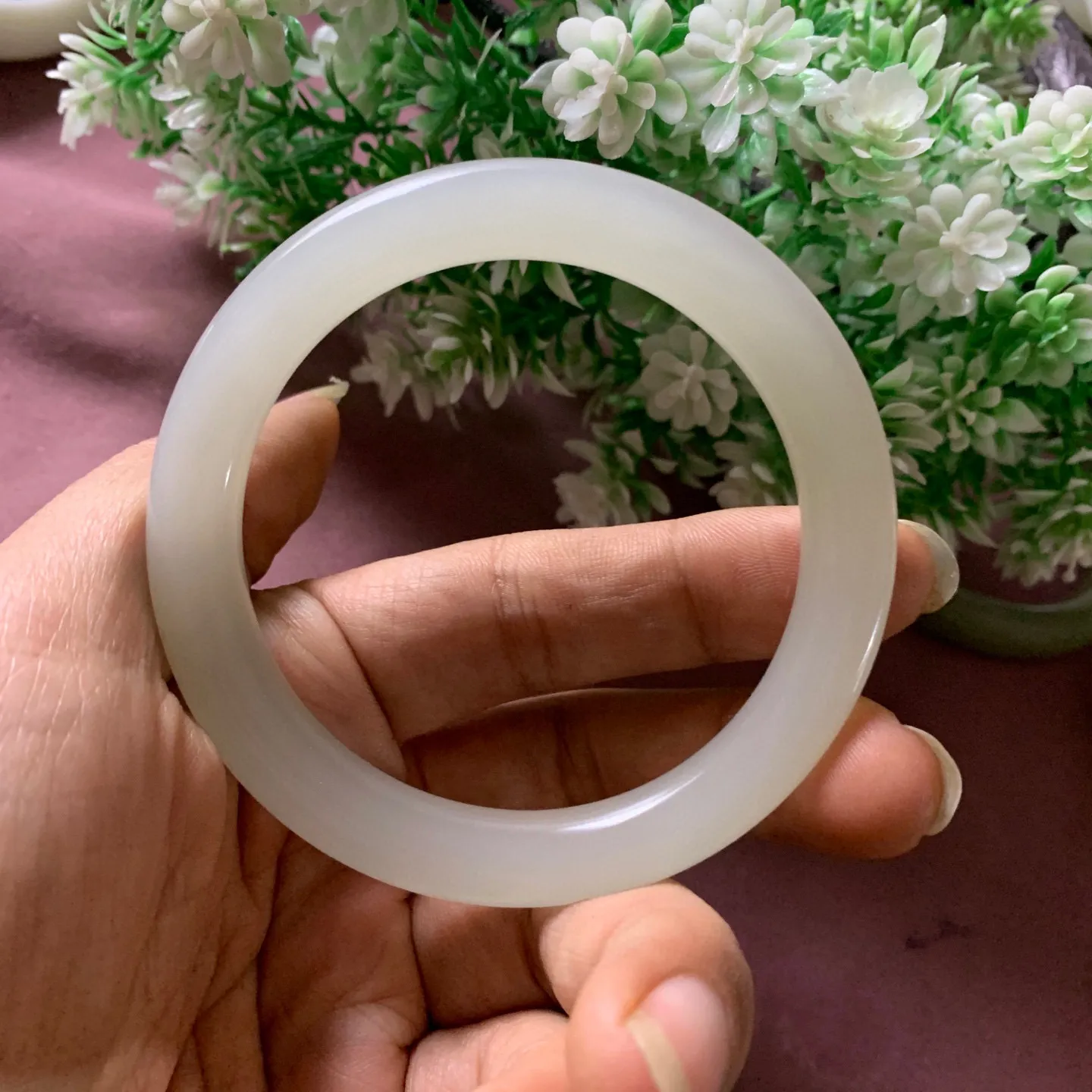 冰白色，58.8圈口和田玉白玉圆条手镯【挽间柔情】，和田玉58.8圈口白玉手镯，镯型古朴典雅。在诗情画意的雨巷相遇，你是我腕间的一抹风情，有你眸有深情.清风荡漾湖间静水，我愿俯身低眉，在烟波涟漪处寻