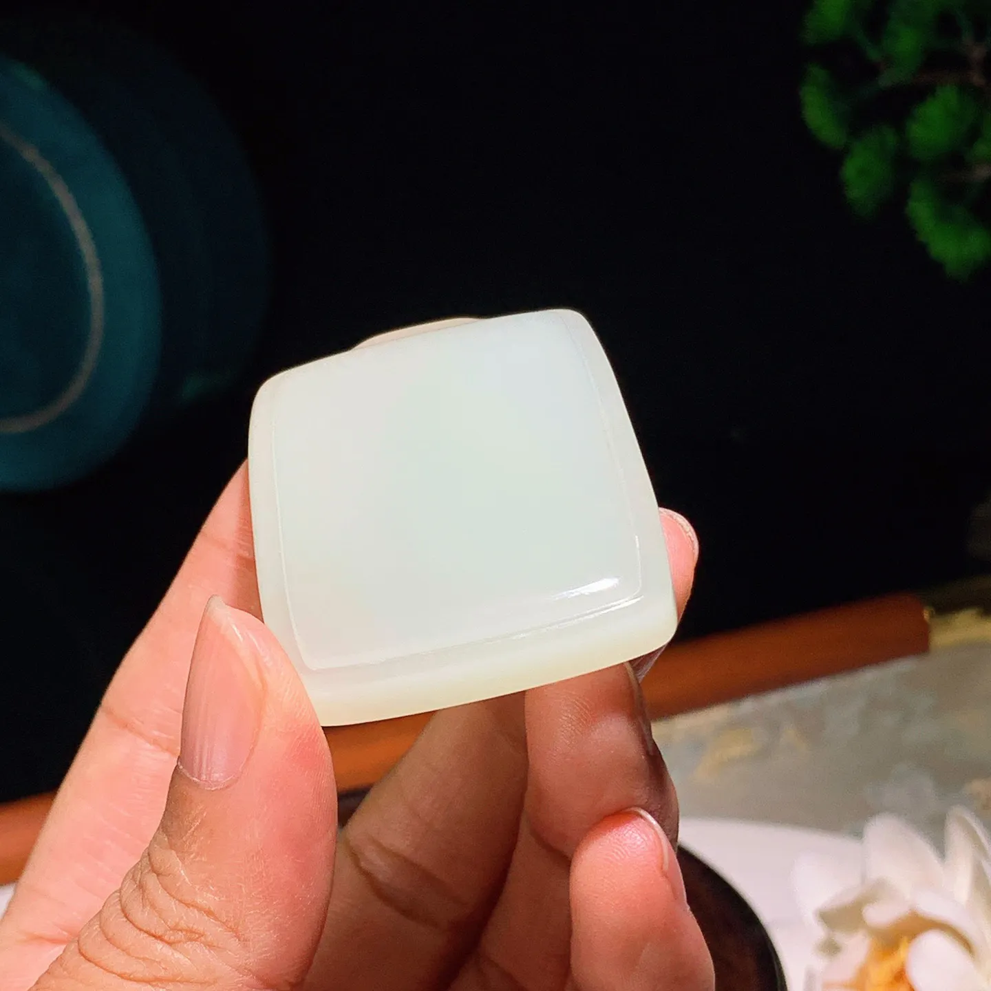 和田玉晴水平安无事牌挂件。尺寸52/37/11重47克。玉质细腻油润。手推出油品相大气。251231