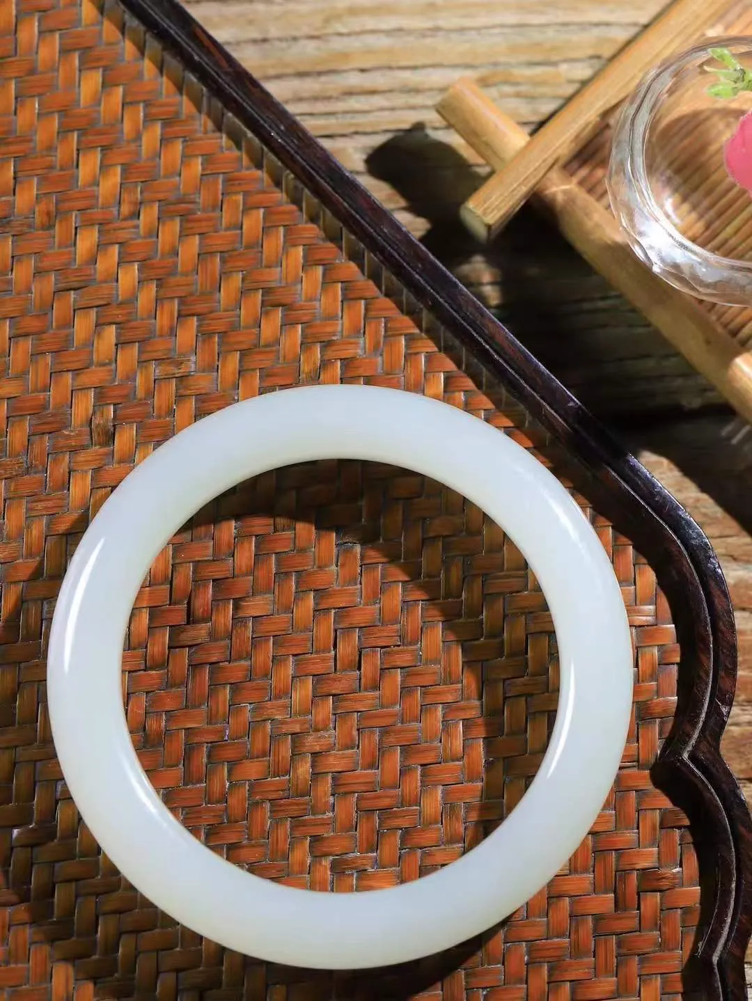 【腕间柔情.手镯】   

精品️和田玉荔枝冻手镯 玉质温润细腻 油性十足 古朴秀雅 轻抚岁月的栏杆软香温玉，腕间玉镯轻轻晃动，令人情动心间，撷一缕月末的芬芳，把心思铺陈，时光静美，惟有你最温柔。重65.3克   尺寸61-11.3-10.4mm  461203155A