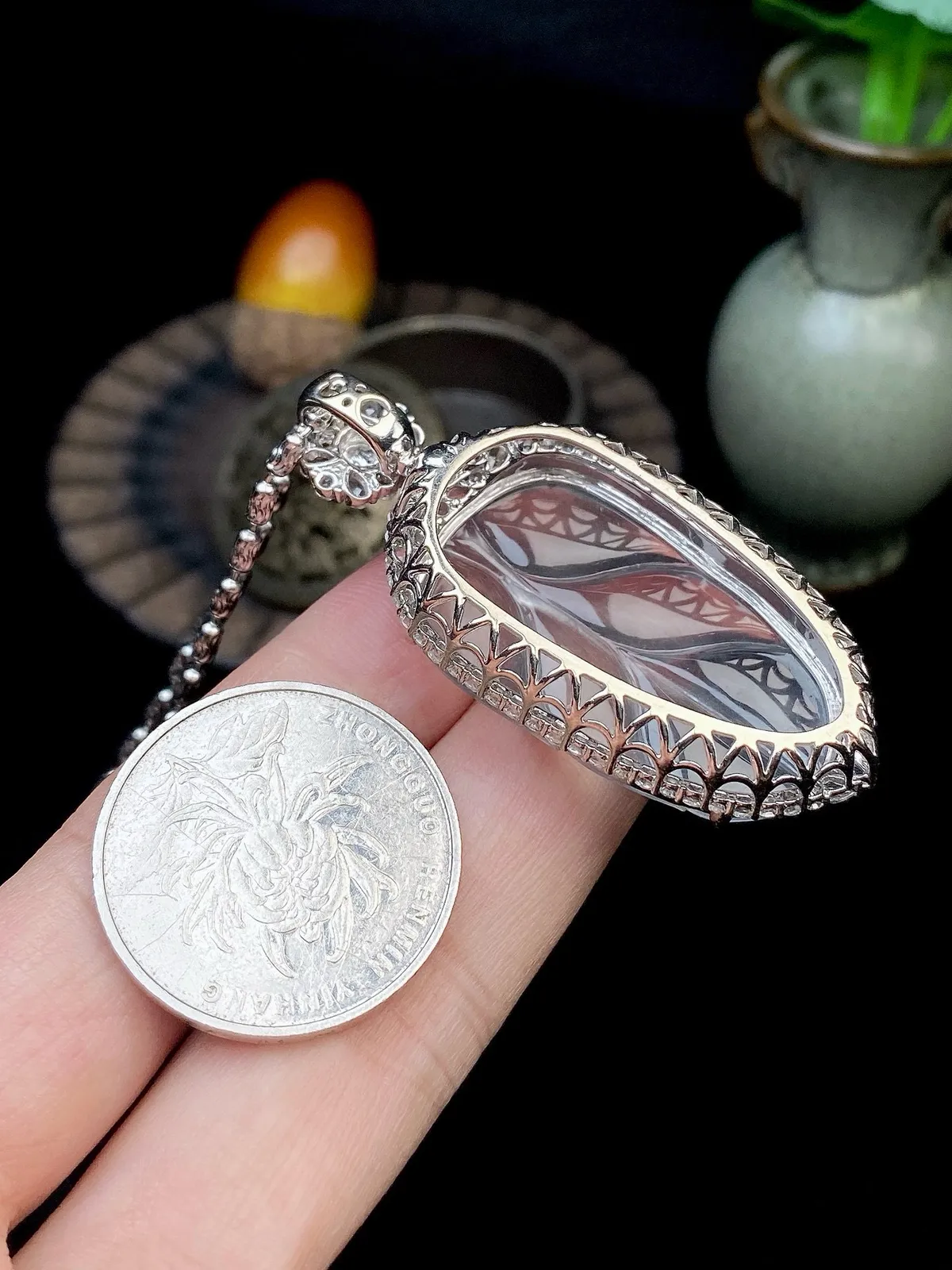 【冰种叶子】金枝玉叶，质地细腻，冰润透亮，光泽出众，18k金钻镶嵌，裸石尺寸33.7*20.4*4.3毫米