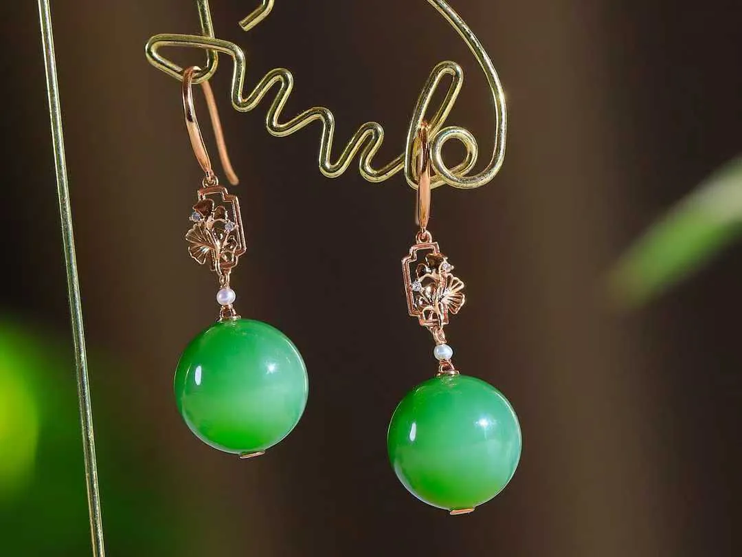 【金镶玉.耳坠】

️精品和田玉碧玉猫眼耳坠 玉质细腻温润 油性十足 18K金镶嵌 精致时尚 （保