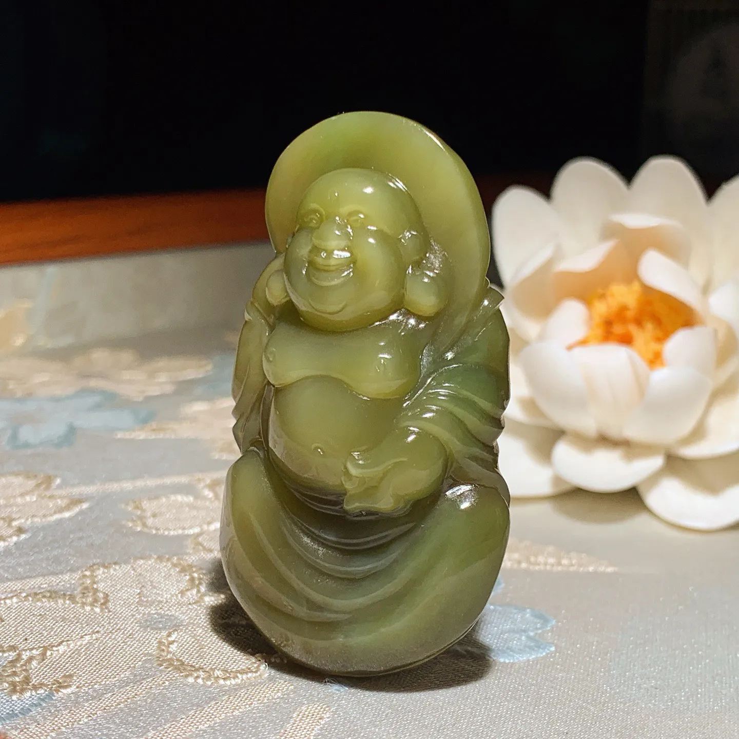 和田玉黄金猫眼俄罗斯碧玉佛引福来挂件。尺寸55/30/16重36.5克。玉质细腻油润。手推出油品相大