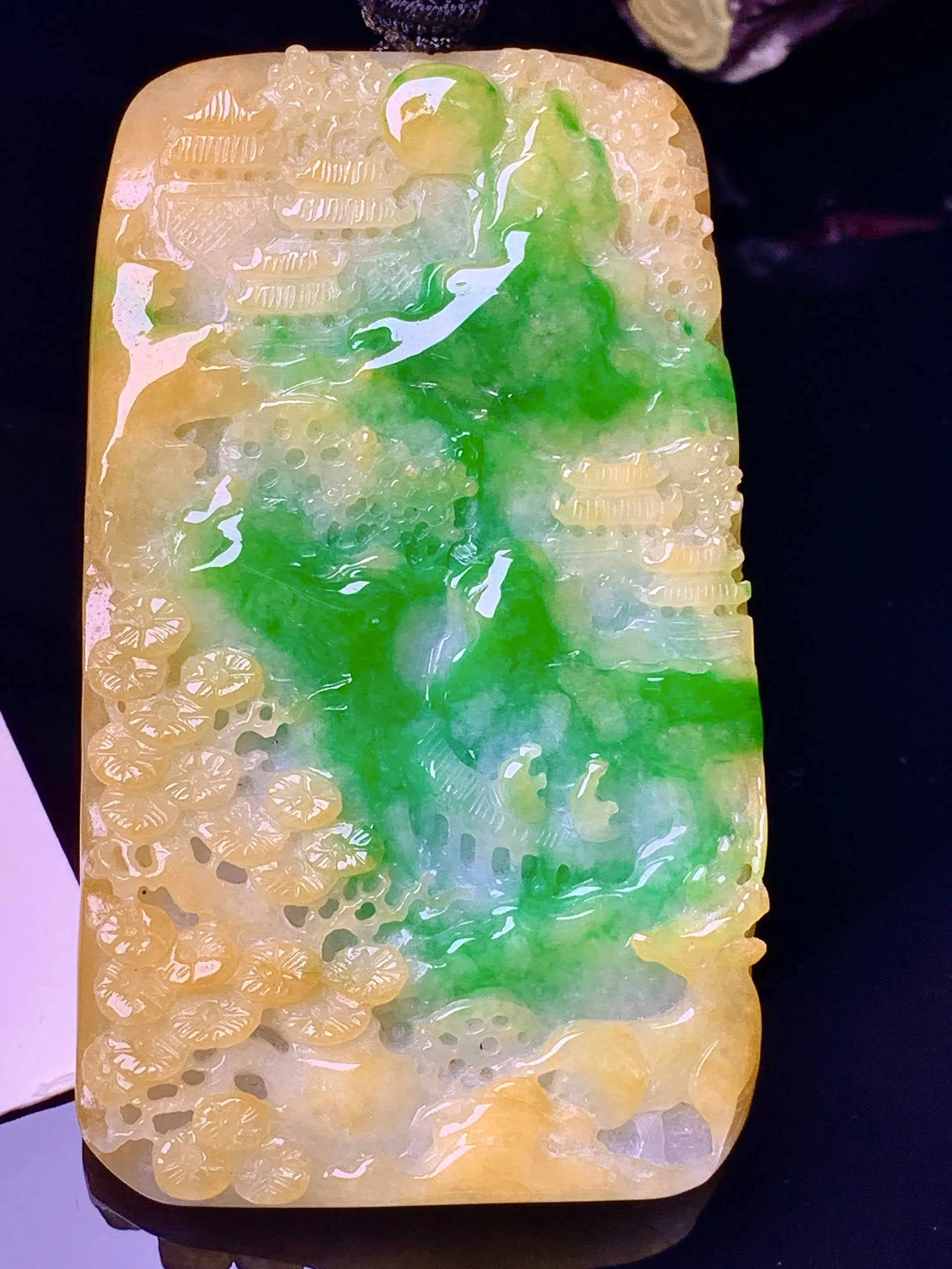 黄绿山水牌吊坠 玉质细腻 色泽清新艳丽 整体尺寸60.2*35*7.5